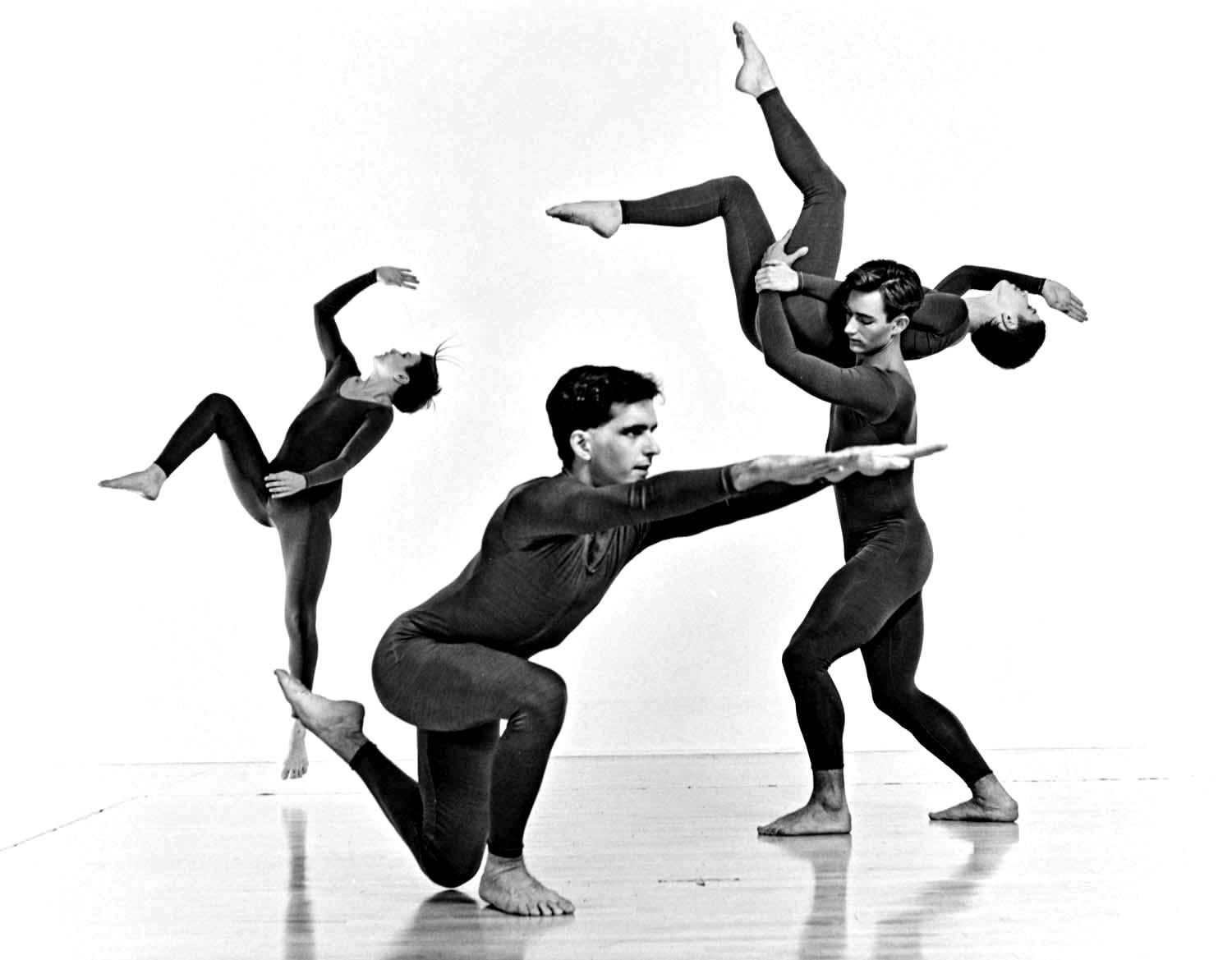 Fotografia vintage alla gelatina d'argento di 11 x 14 pollici della Trisha Brown Dance Company che si esibisce in "Newark" nel 1987. Firmato da Jack Mitchell sul verso della stampa. Proviene direttamente dagli archivi Jack Mitchell con un