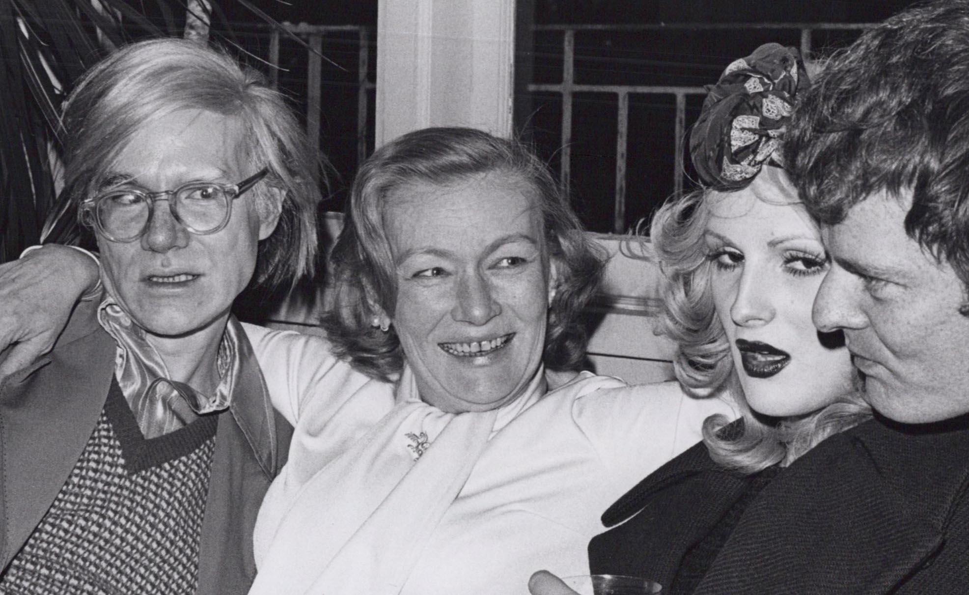 Veronica Lake lors d'une fête avec Andy Warhol, Candy Darling et Paul Morrissey - Photograph de Jack Mitchell