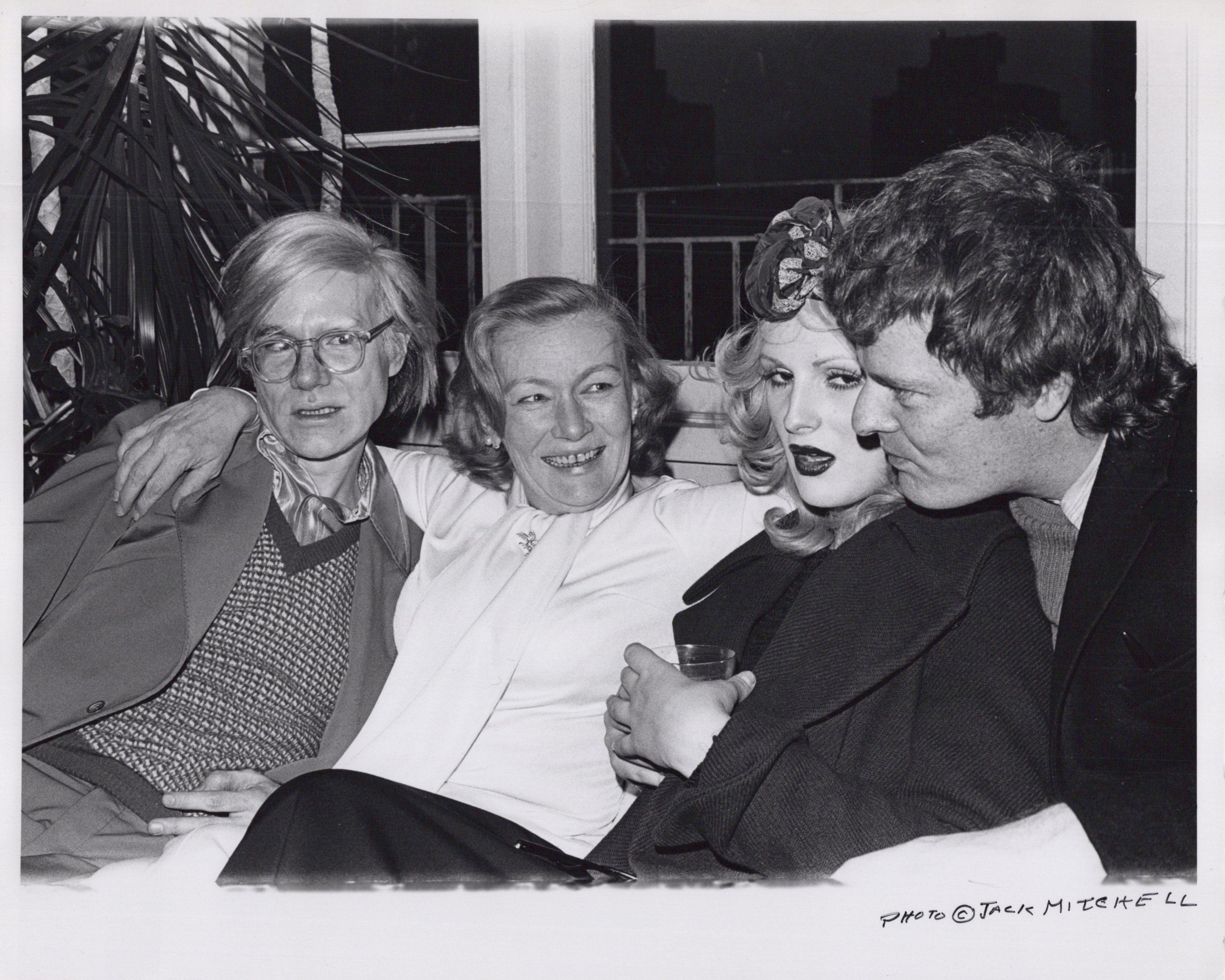 Black and White Photograph Jack Mitchell - Veronica Lake lors d'une fête avec Andy Warhol, Candy Darling et Paul Morrissey