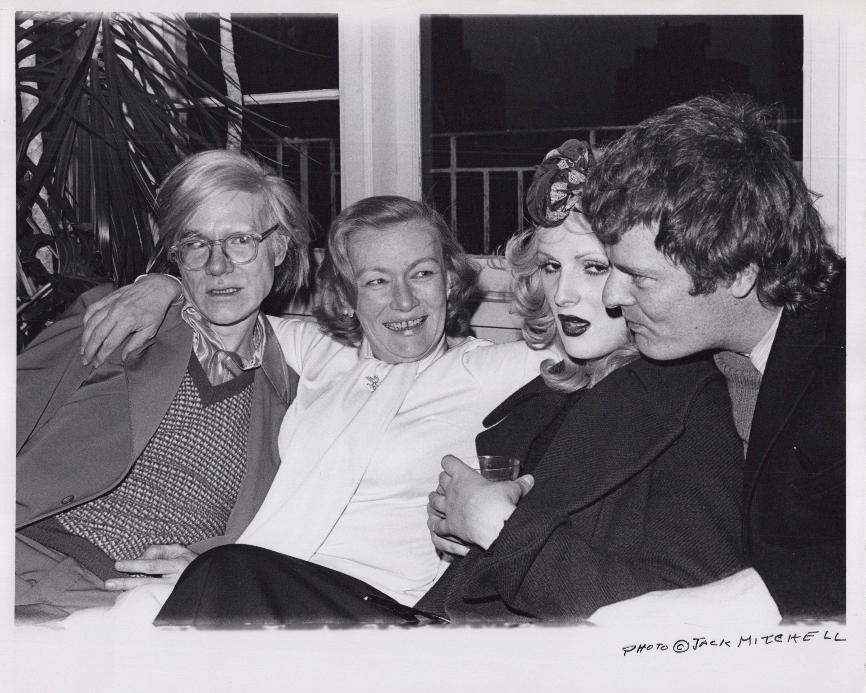 Jack Mitchell Black and White Photograph – Veronica Lake bei einer Party mit Andy Warhol, Candy Darling und Paul Morrissey