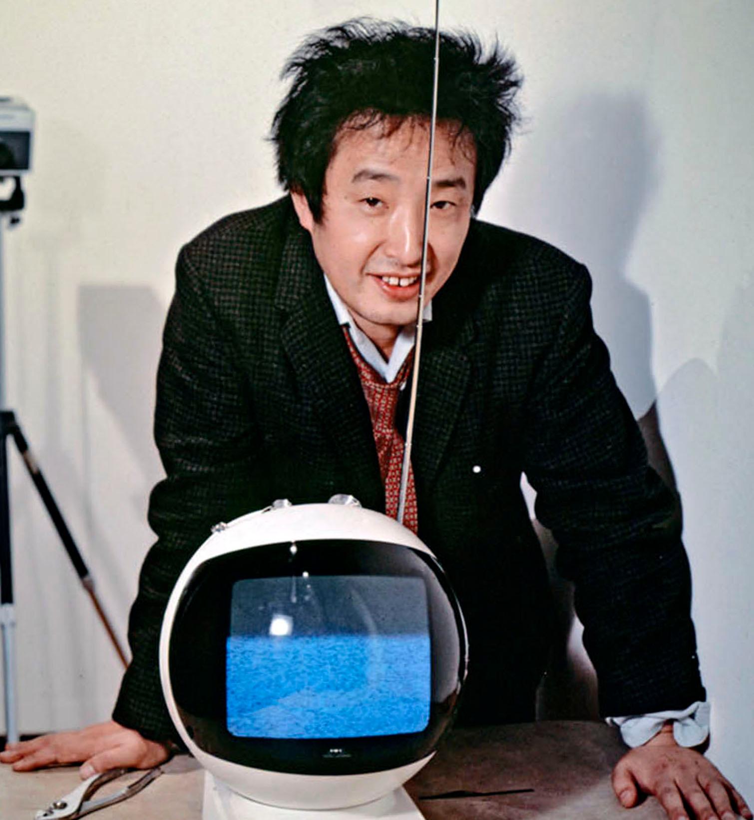  Video artist Nam June Paik photographed with his latest multimedia work. - Photograph by Jack Mitchell