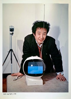 El videoartista Nam June Paik fotografiado con su última obra multimedia.