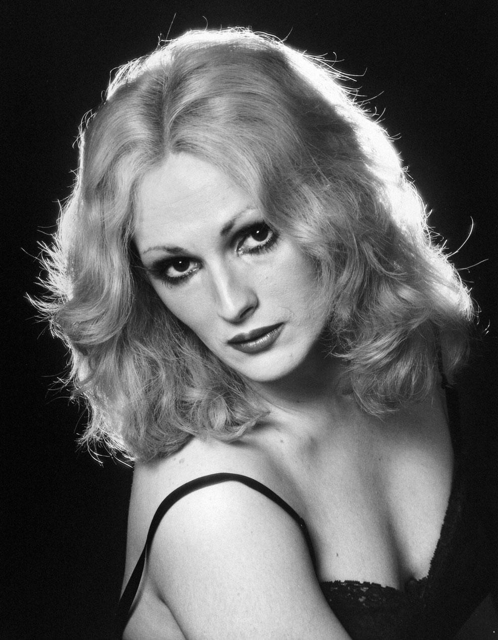 Black and White Photograph di Jack Mitchell - La superstar di Warhol Candy Darling, ritratto per After Dark, firmato da Jack