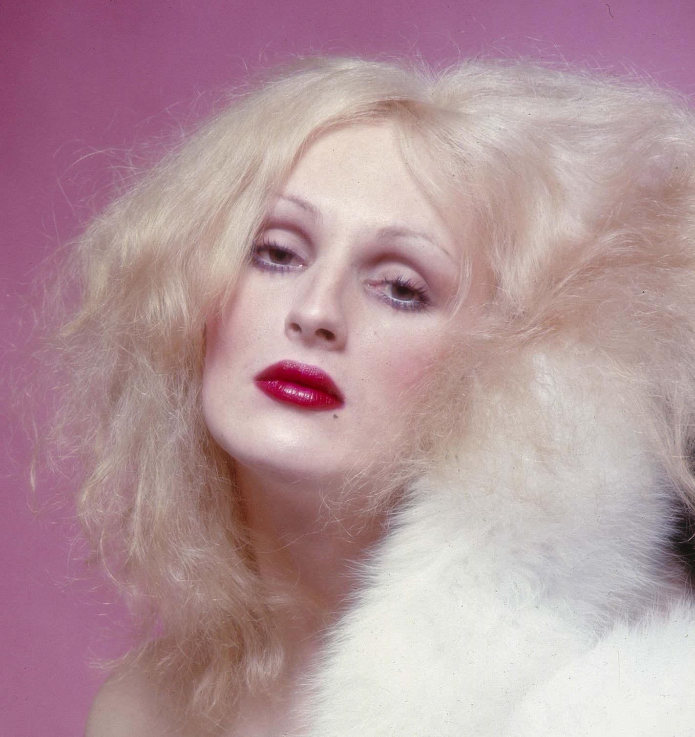 Superstar Candy Darling star of Vain Victory de Warhol, couleur 17 x 22 po.  - Photograph de Jack Mitchell