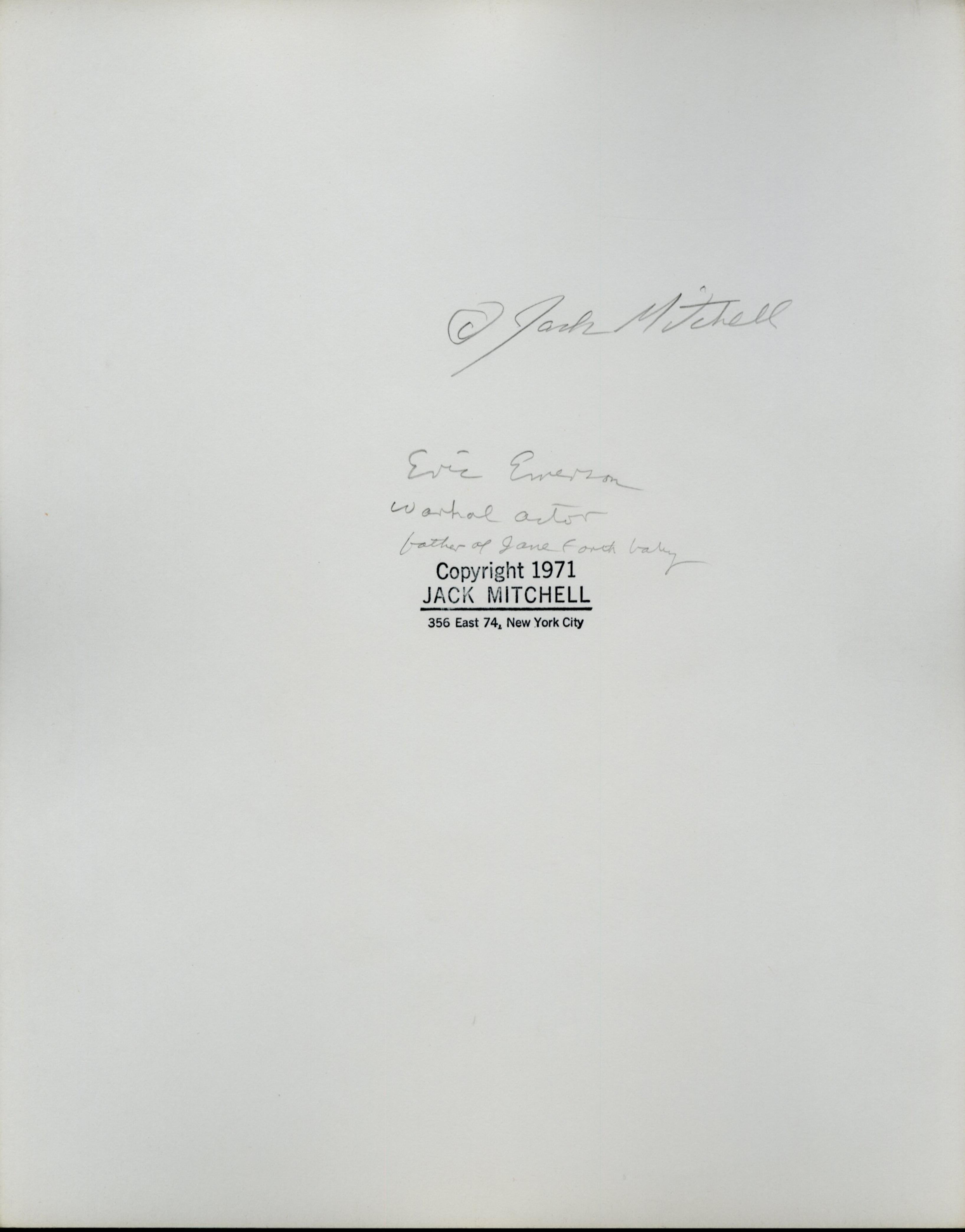 Warhol-Superstar Eric Emerson, fotografiert für die Zeitschrift „After Dark“, signiert – Photograph von Jack Mitchell