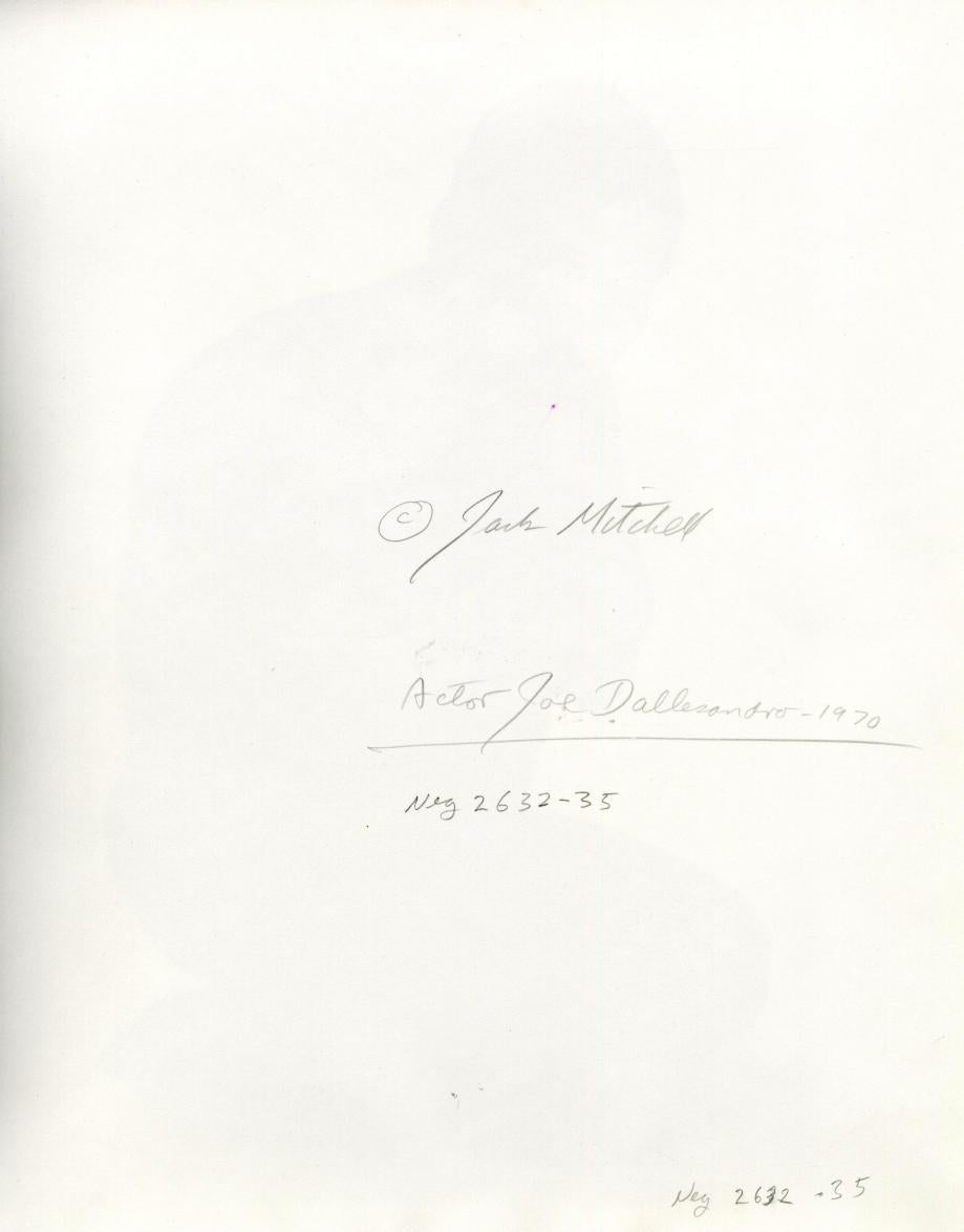 Warhol Superstar Joe Dallesandro, ikonischer Akt für After Dark, signiert von Mitchell – Photograph von Jack Mitchell