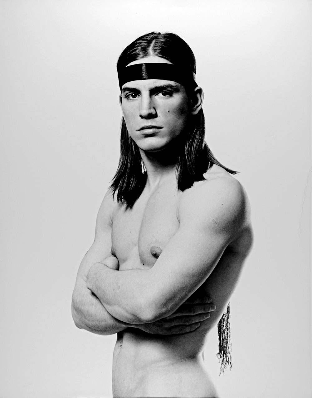 Warhol Superstar Joe Dallesandro, pose emblématique «ough trade » pour After Dark 