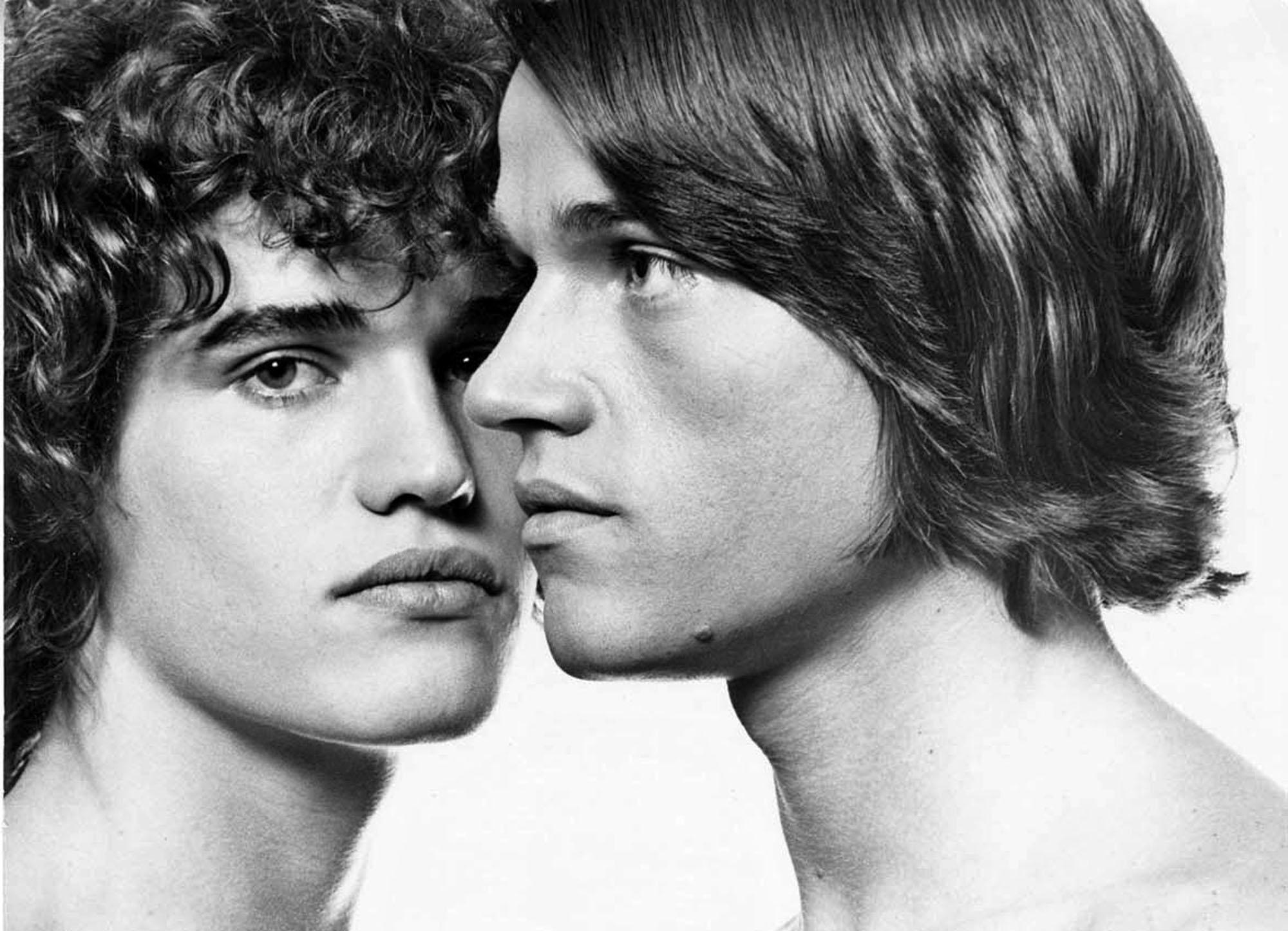 Warhol Superstar Twins Jay und Jed Johnson fotografiert für After Dark Magazine – Photograph von Jack Mitchell
