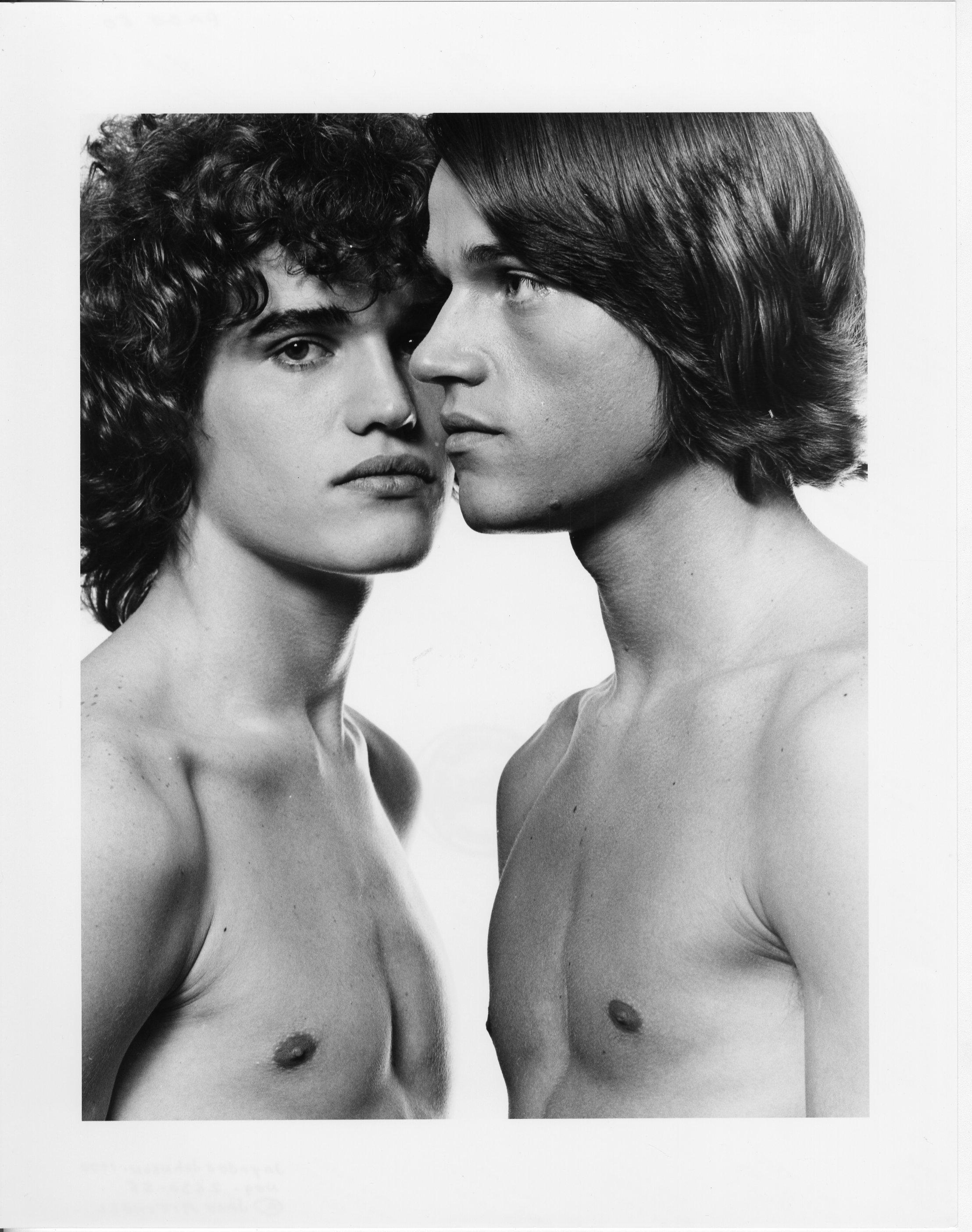 Warhol Superstar Twins Jay und Jed Johnson fotografiert für After Dark Magazine (Grau), Portrait Photograph, von Jack Mitchell