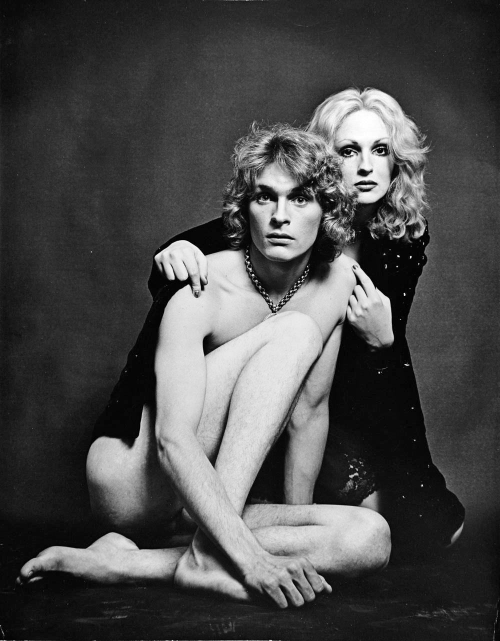 11 x 14" alte Silbergelatinefotografie der Warhol-Superstars Candy Darling und Dorian Gray (nackt), fotografiert für das After Dark Magazine, 21. Juni 1971. Signiert von Jack Mitchell mit Bleistift auf der Rückseite des Drucks.  Kommt direkt aus dem