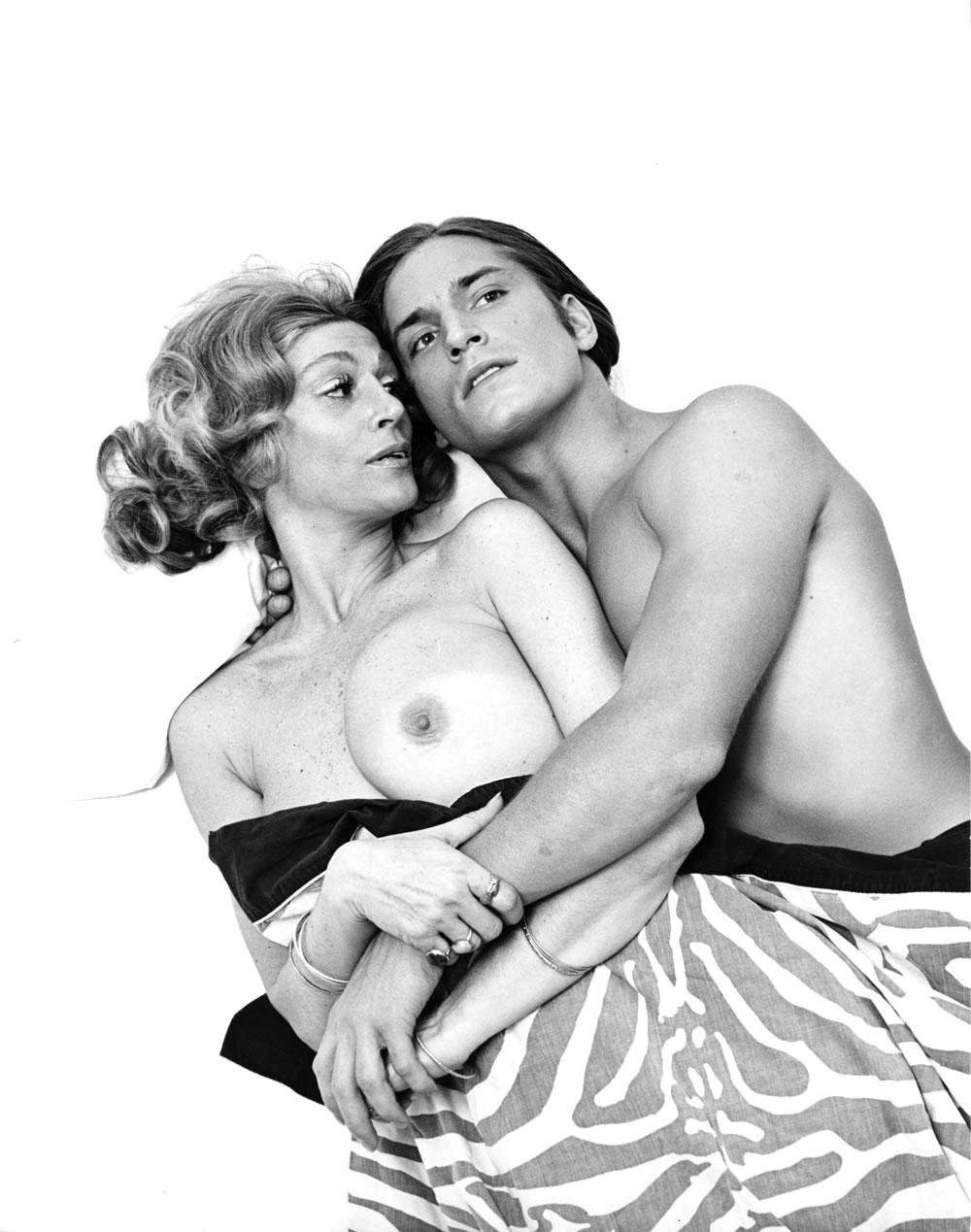 Black and White Photograph Jack Mitchell - Superstars de Warhol « Heat » Sylvia Miles et Joe Dallesandro, nus pour After Dark