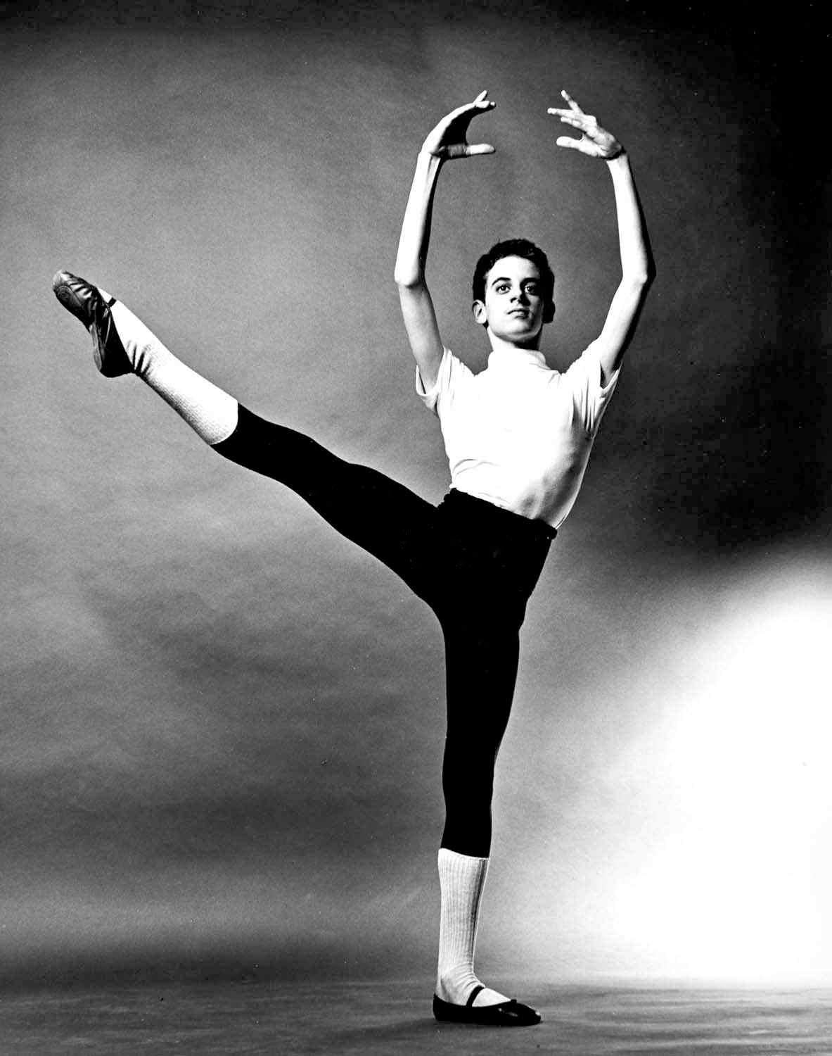 11 x 14" alte Silbergelatinefotografie von Fernando Bujones, 1968, Alter 12.  Bujones wurde schließlich der jüngste männliche Haupttänzer in der Geschichte des American Ballet Theatre. Signiert von Jack Mitchell auf der Rückseite des Drucks. Kommt