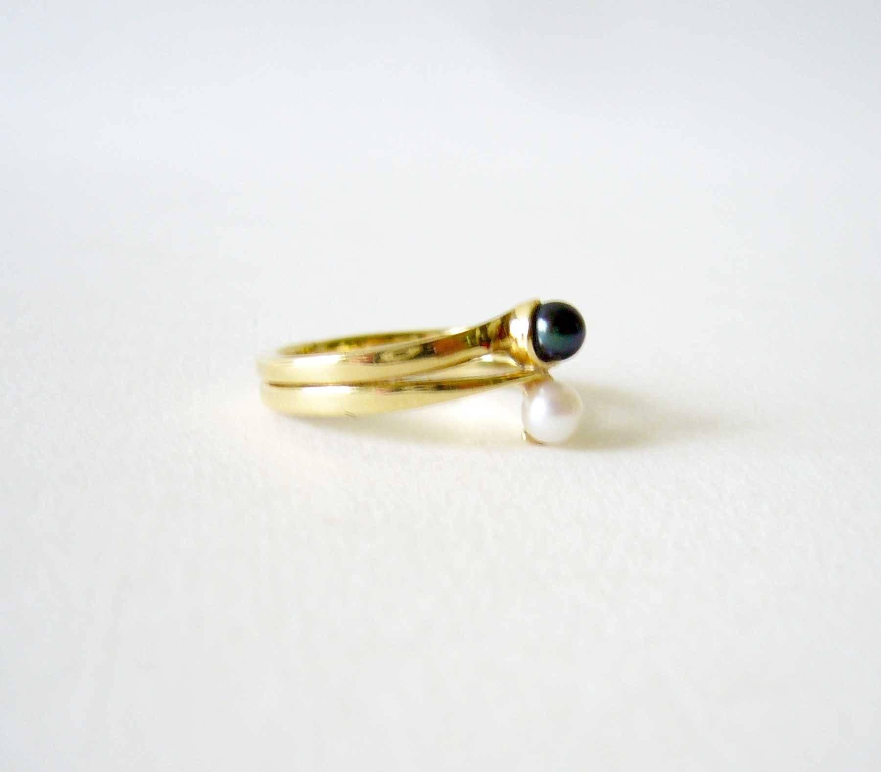 Modernista Anello di fidanzamento modernista Jack Nutting in oro bianco e perla nera in vendita
