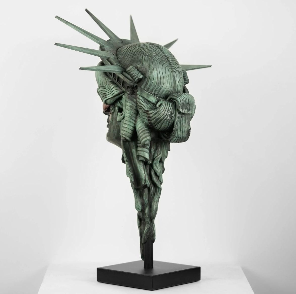Le certificat de décès sera signé et numéroté. La sculpture sera scellée à la cire.

Sculpté traditionnellement à la main.

Chaque pièce étant faite à la main, elle peut varier par rapport à la photo. Bien que l'artiste s'efforce de minimiser les
