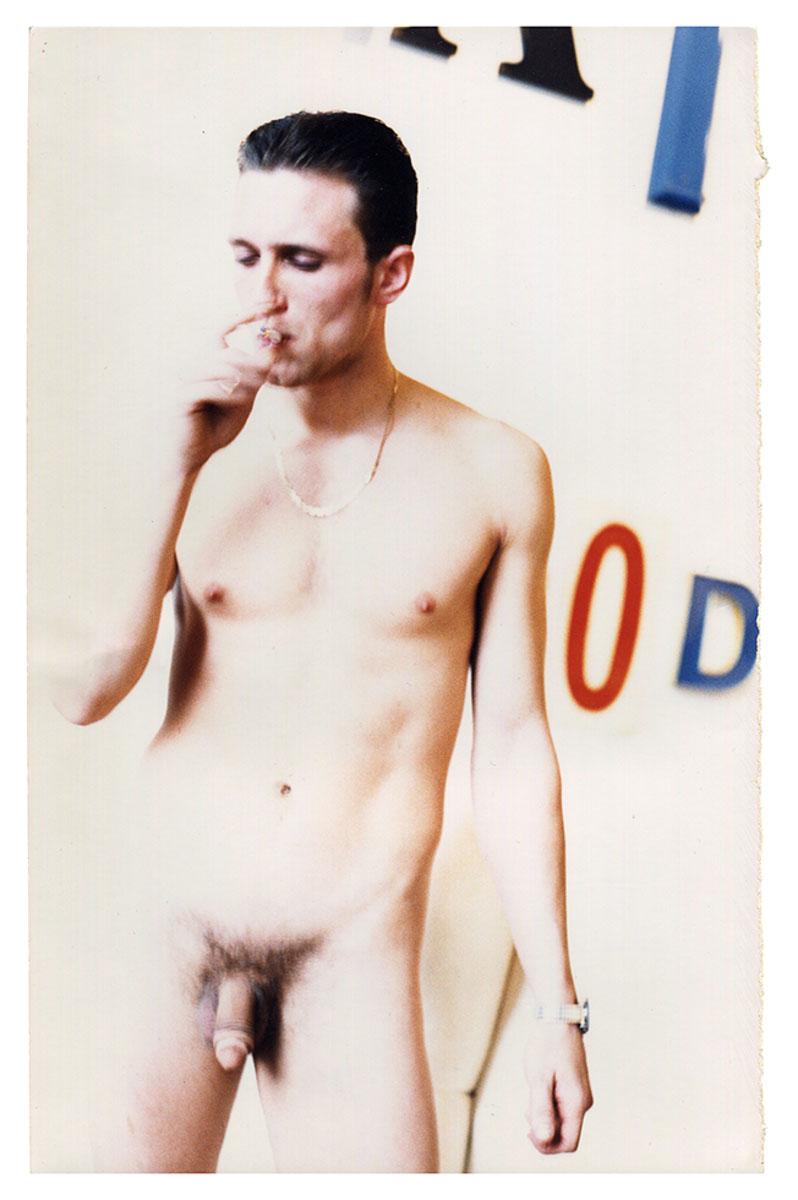 Jack Pierson Nude Photograph – Ohne Titel (Aktmann mit Zigaretten)