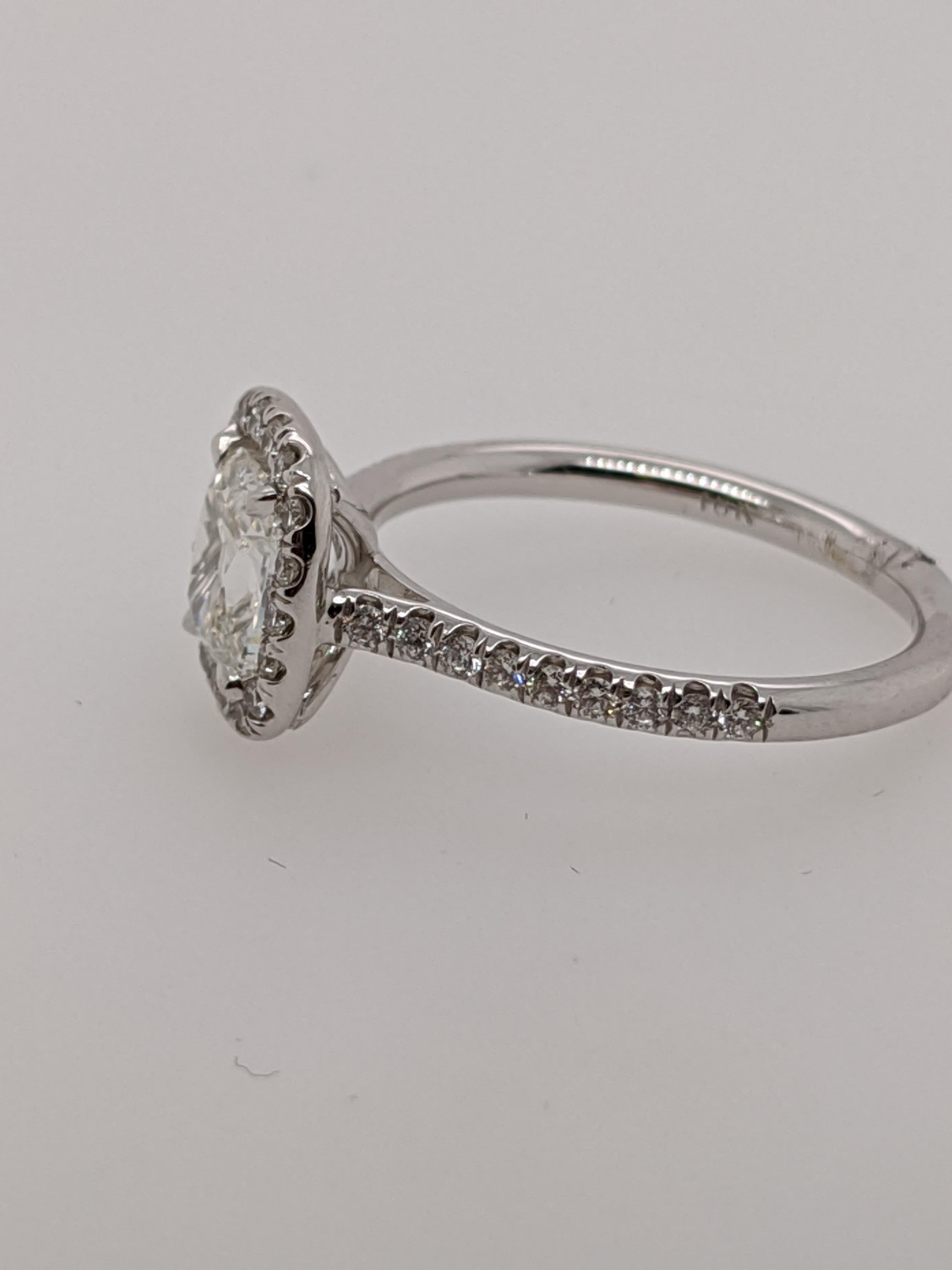 Contemporain Bague de style ancien en or blanc 18 carats avec diamant taille coussin d'un carat en vente