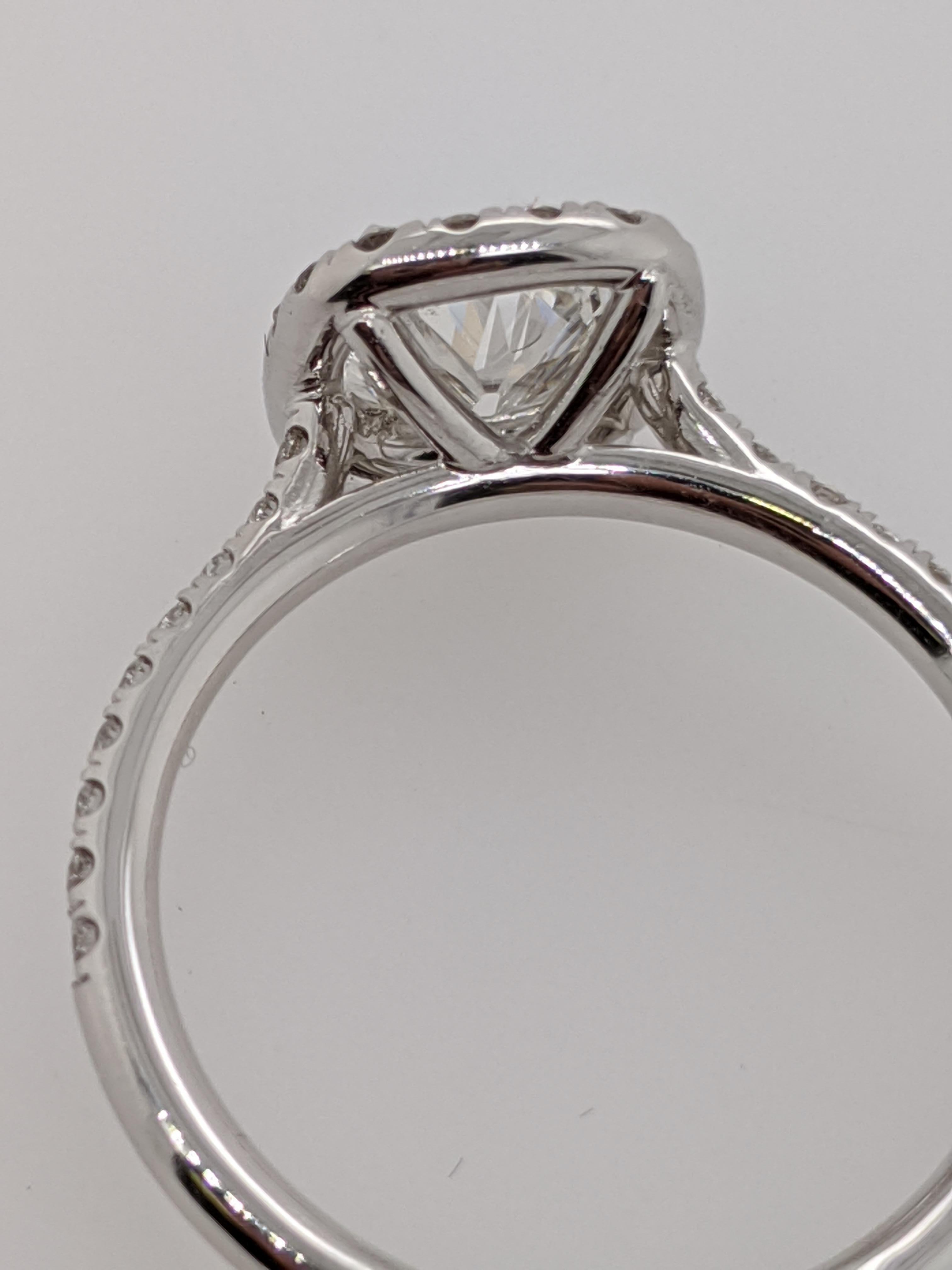 Bague de style ancien en or blanc 18 carats avec diamant taille coussin d'un carat Neuf - En vente à New York, NY
