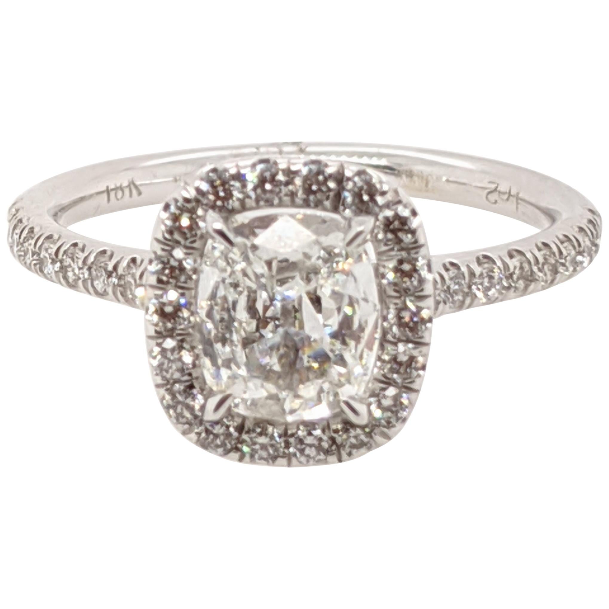 Bague de style ancien en or blanc 18 carats avec diamant taille coussin d'un carat en vente