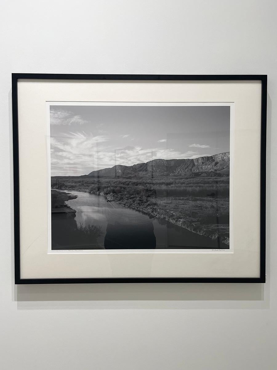 Regarder le Sud vers le Mexique, Big Bend - Photograph de Jack Ridley