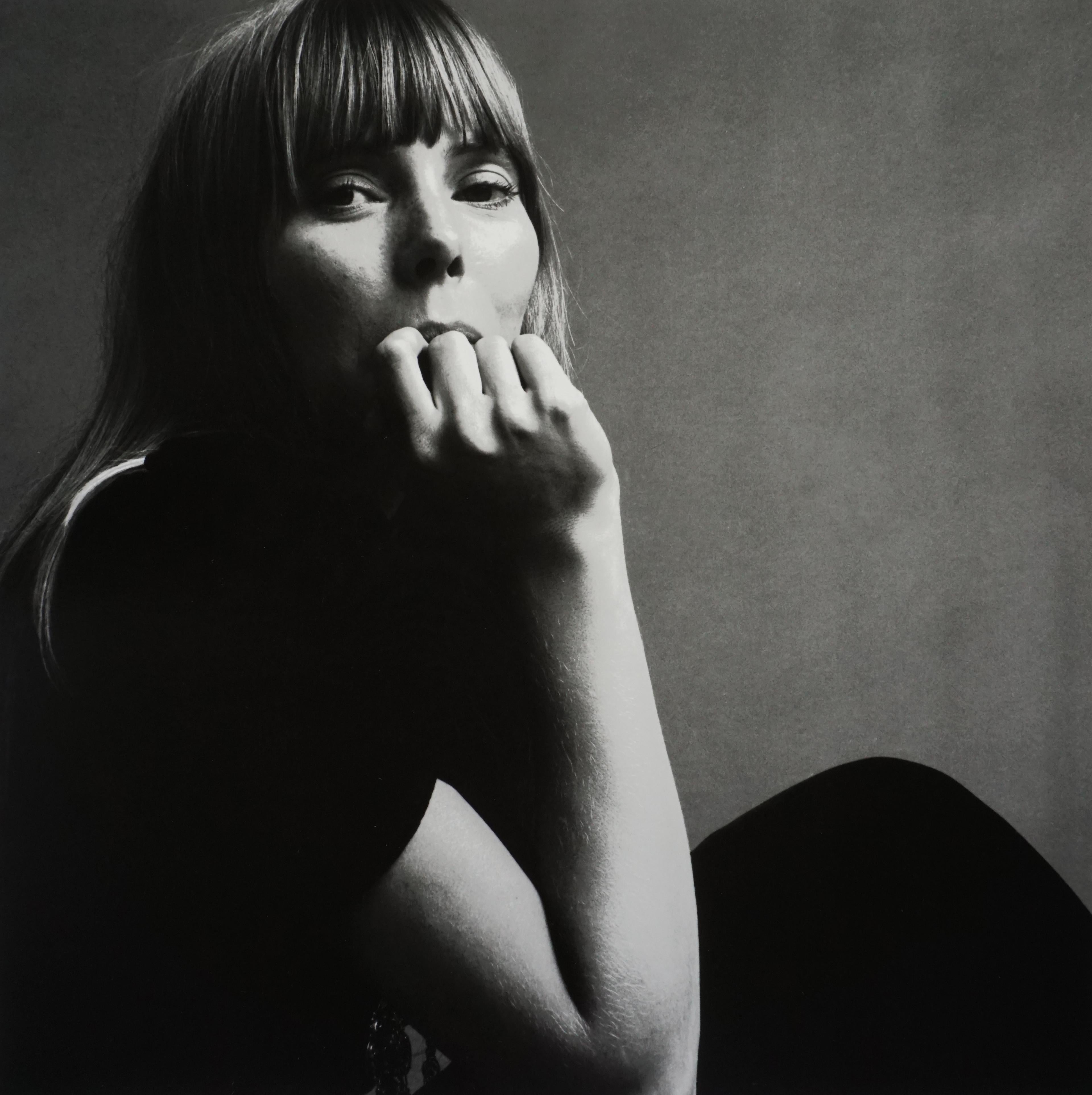 Jack Robinson  Black and White Photograph - Joni Mitchell, NYC, 1968