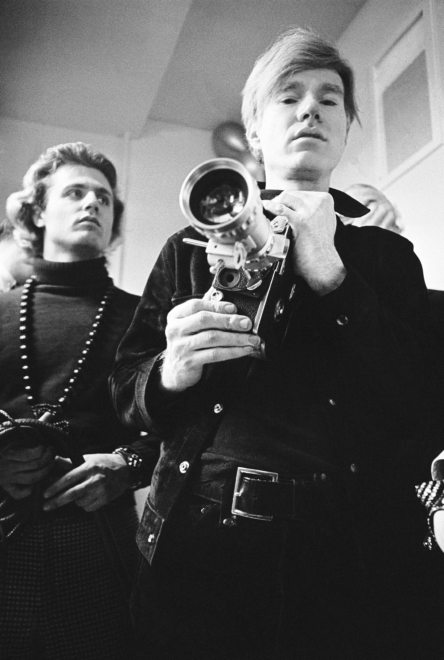 Jack Robinson Black and White Photograph – Andy Warhol und Gerard Malanga