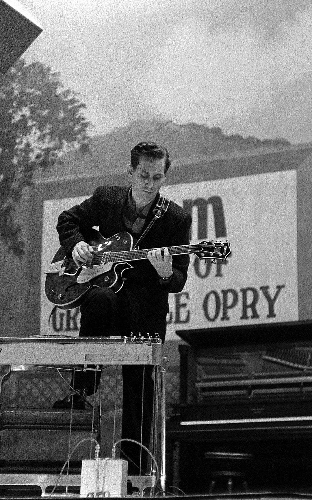 Jack Robinson Black and White Photograph – Chet Atkins im Grand Ole Opry