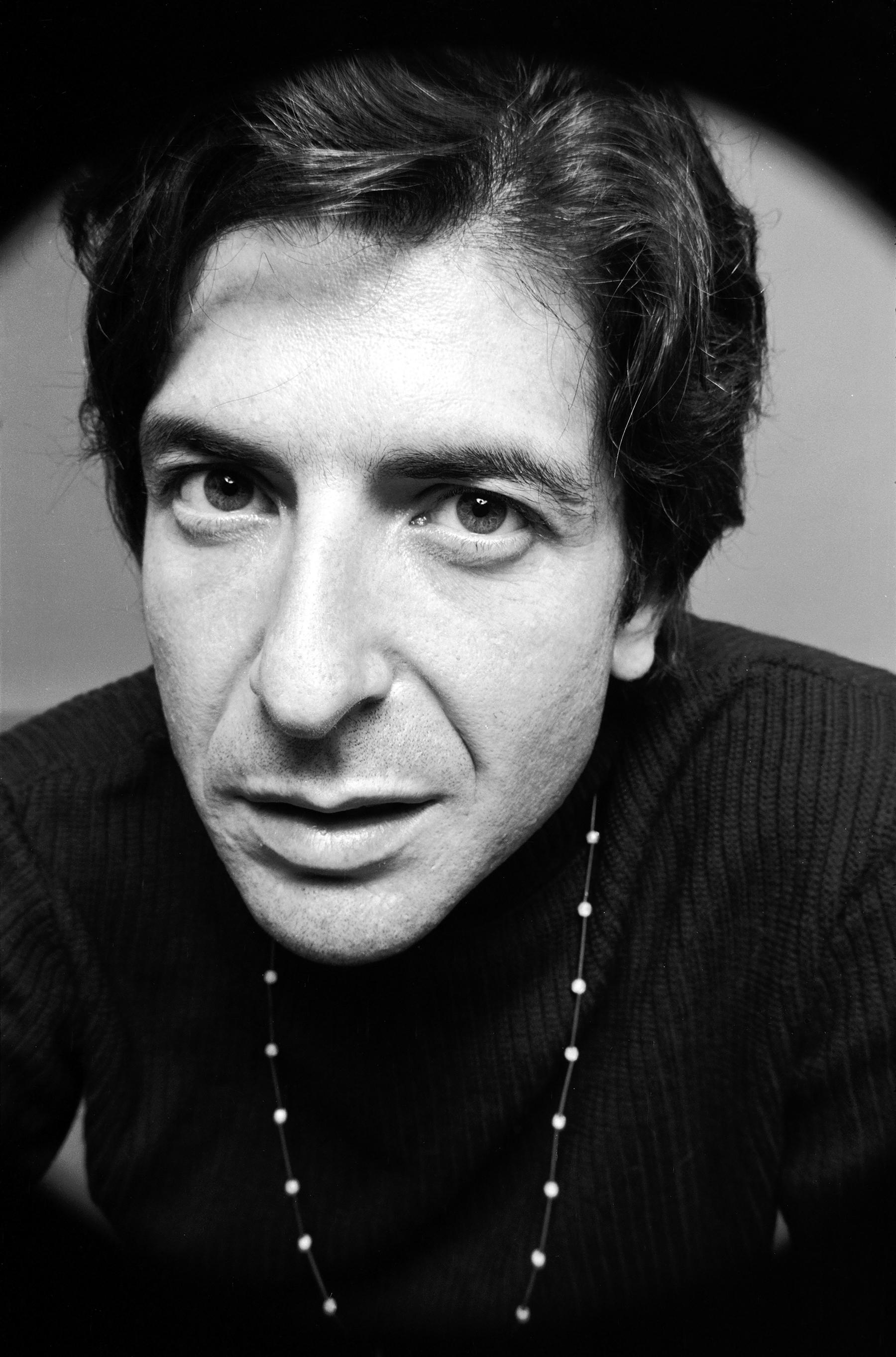 Black and White Photograph Jack Robinson - Leonard Cohen, estampe à la gélatine argentique