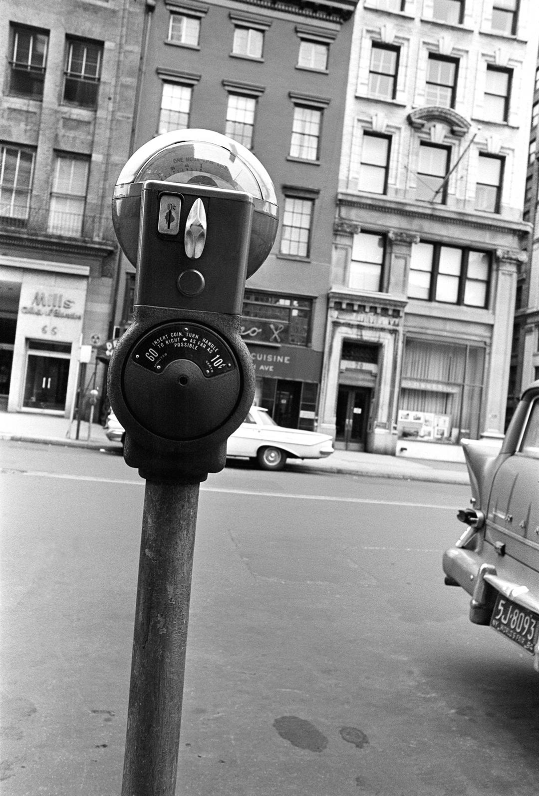 Black and White Photograph Jack Robinson - Vélomètre de Parking de New York