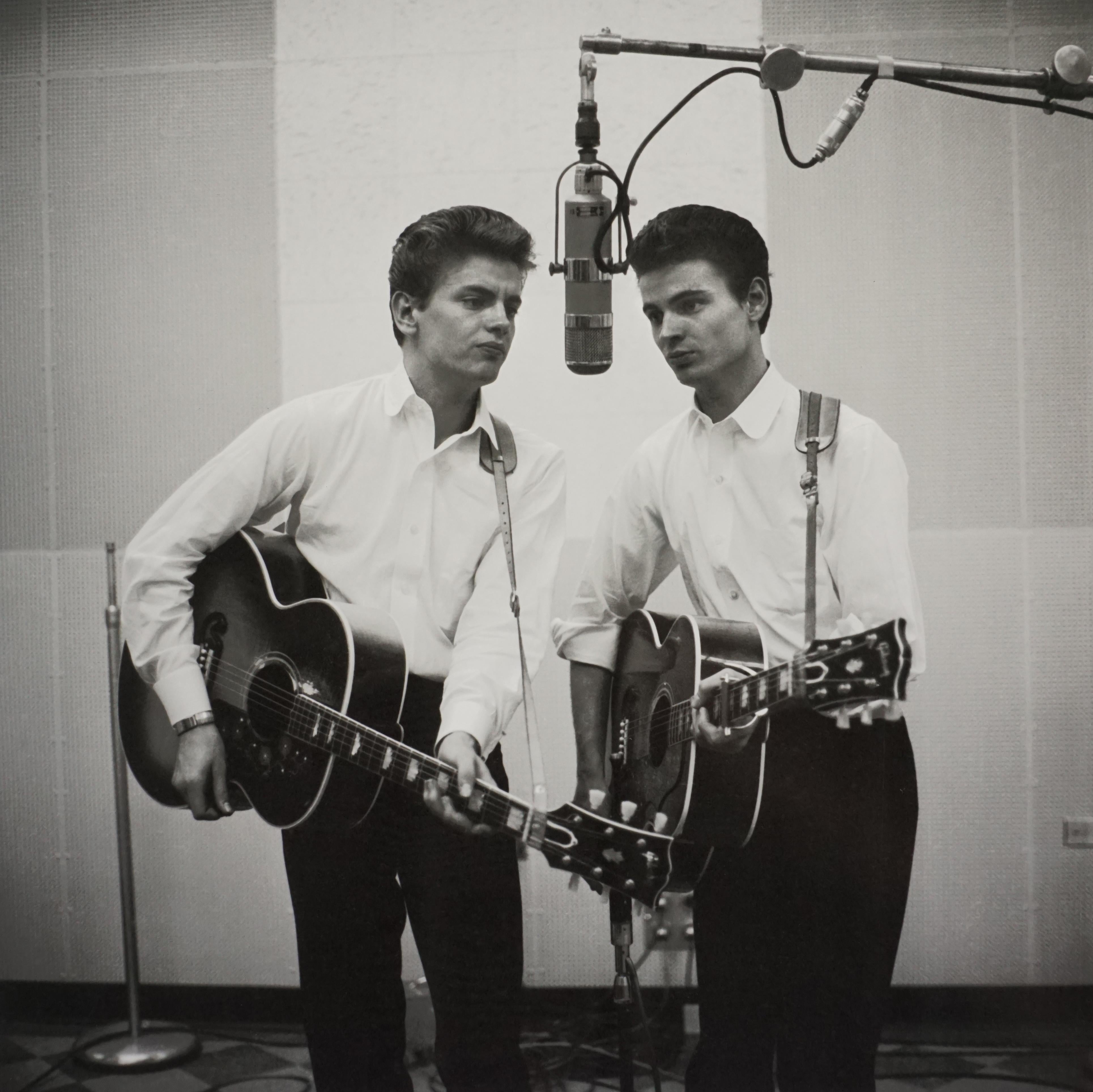 Jack Robinson Black and White Photograph – Die Gebrüder Everly, Nashville, 1958