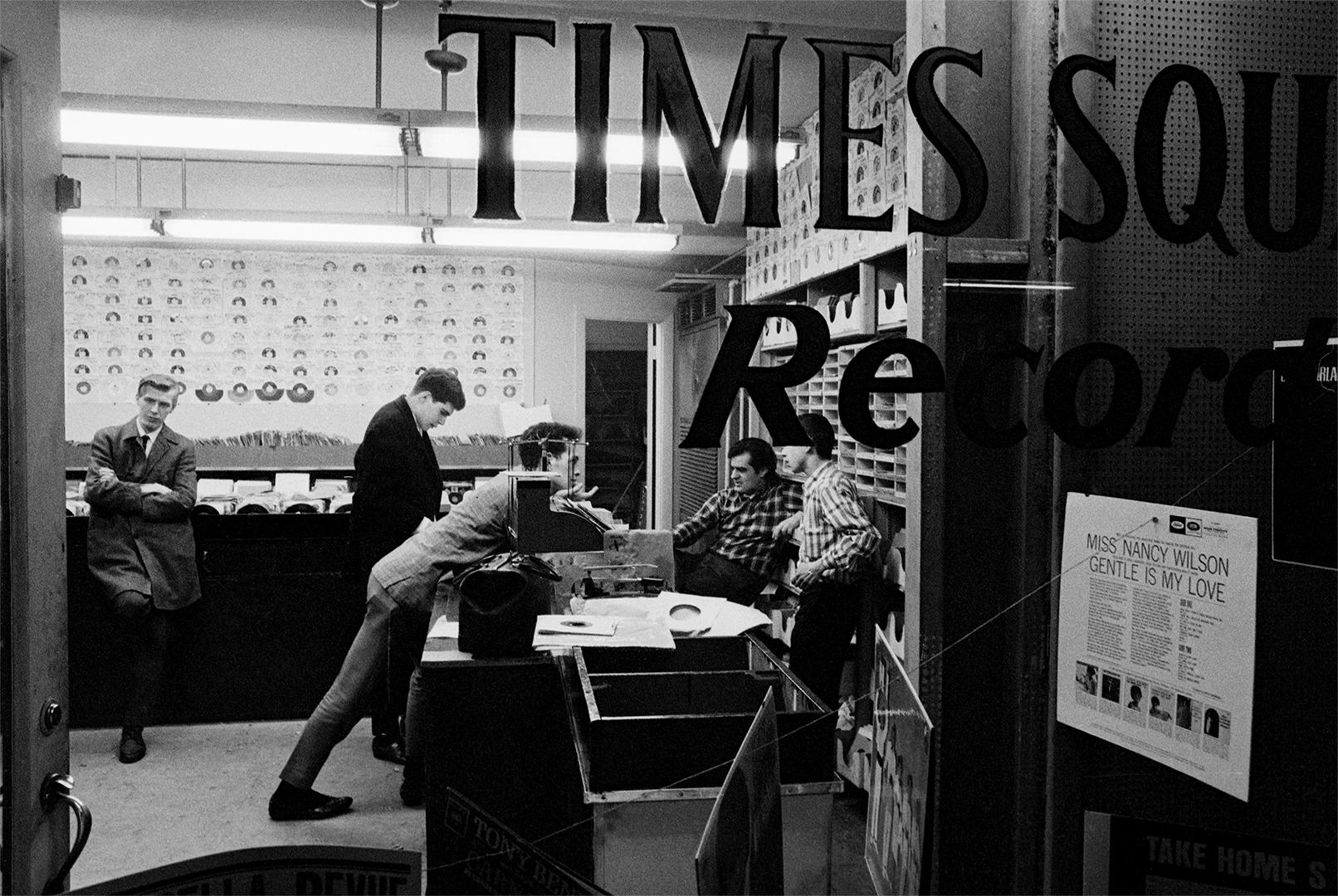 Figurative Photograph Jack Robinson - Records du Times Square