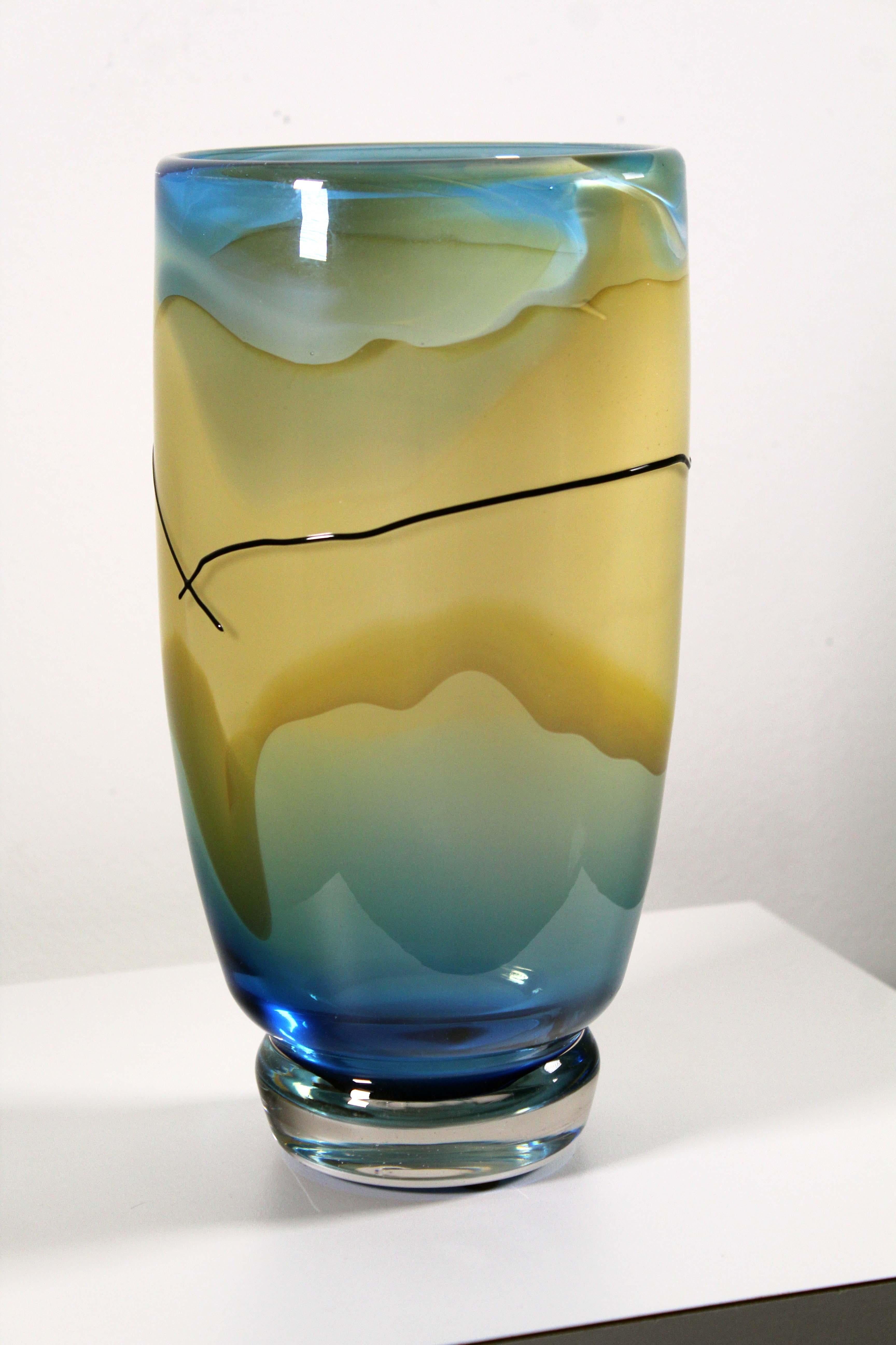 Vase en verre soufflé à la main jaune et bleu du studio postmoderne Jack Schmidt, 1986 Bon état - En vente à Keego Harbor, MI