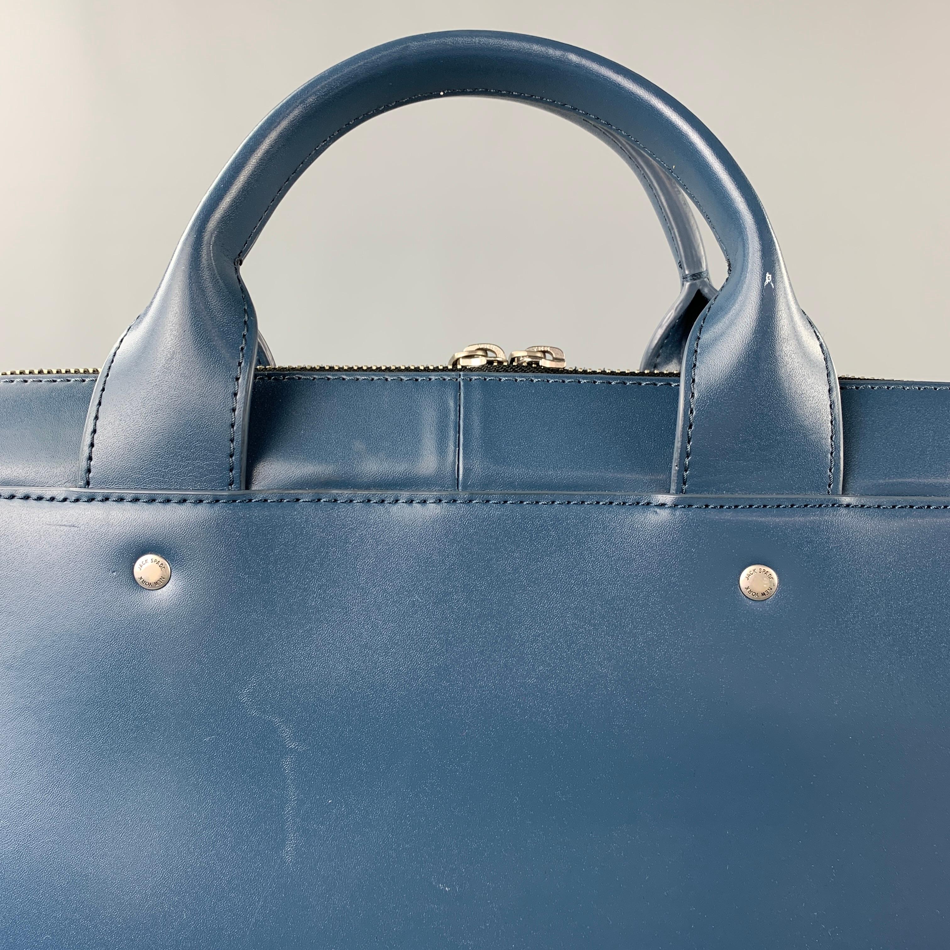 Die Laptoptasche von JACK SPADE ist aus blauem Leder gefertigt und verfügt über einen Schulterriemen, Innenfächer, Tragegriffe und einen Reißverschluss.

Sehr guter gebrauchter Zustand.

Abmessungen:

Länge: 16 Zoll.
Breite: 3 Zoll.
Höhe: 13