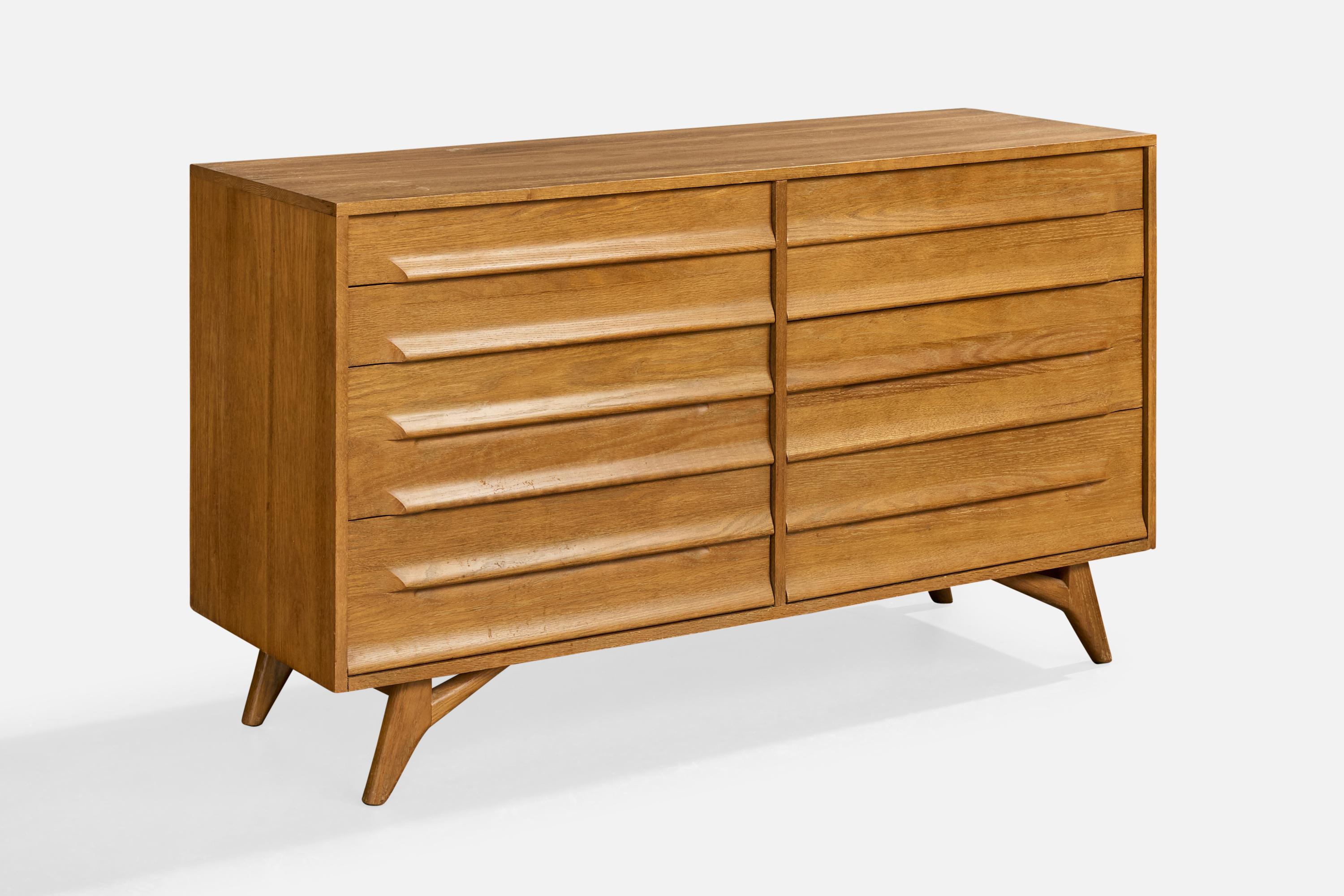 Una cómoda de roble diseñada por Jack Van der Molen y producida por Jamestown Lounge Co, EE.UU., década de 1950.

Dimensiones totales (pulgadas): 33,75 