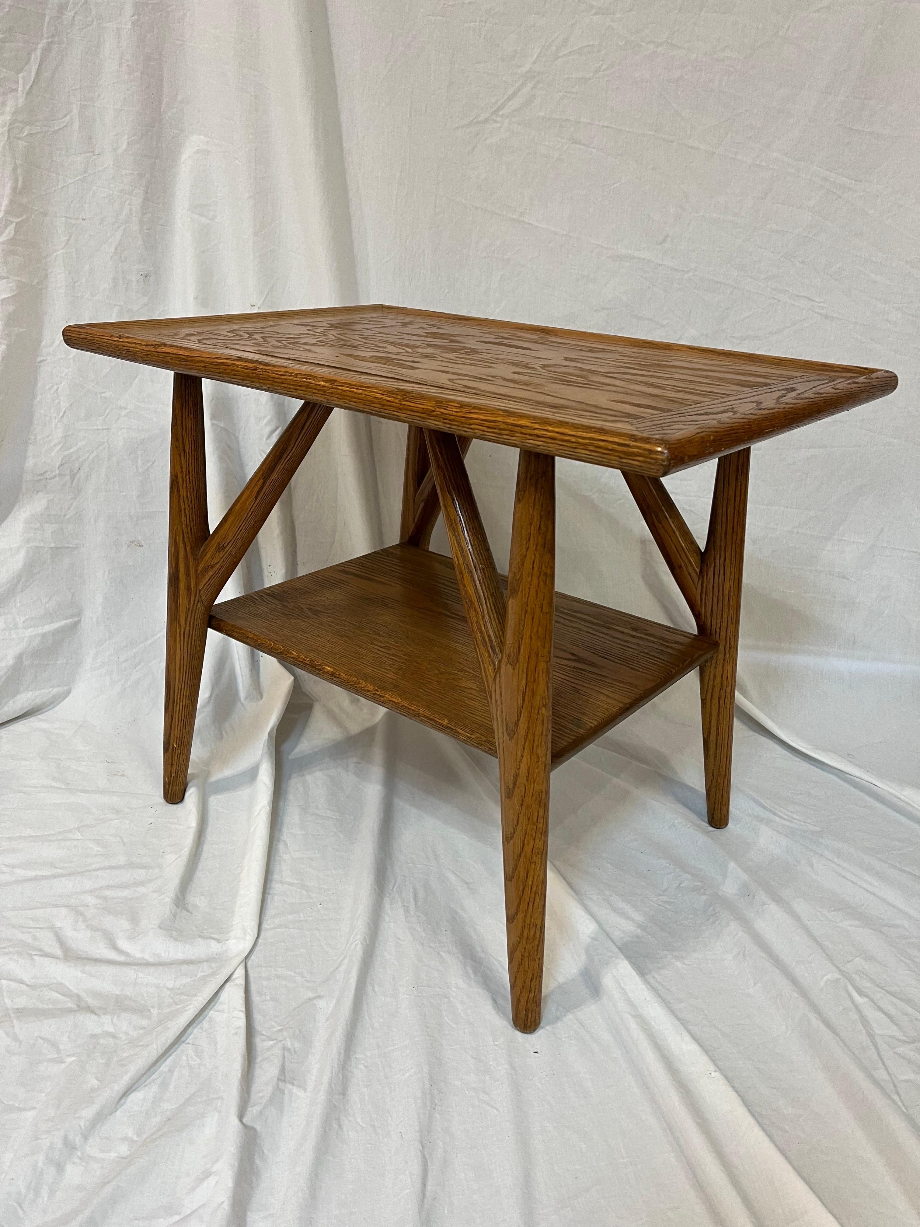 Jack Van Der Molen Mid Century Modern American Design Oak Wood Side or End Table In Good Condition For Sale In Atlanta, GA