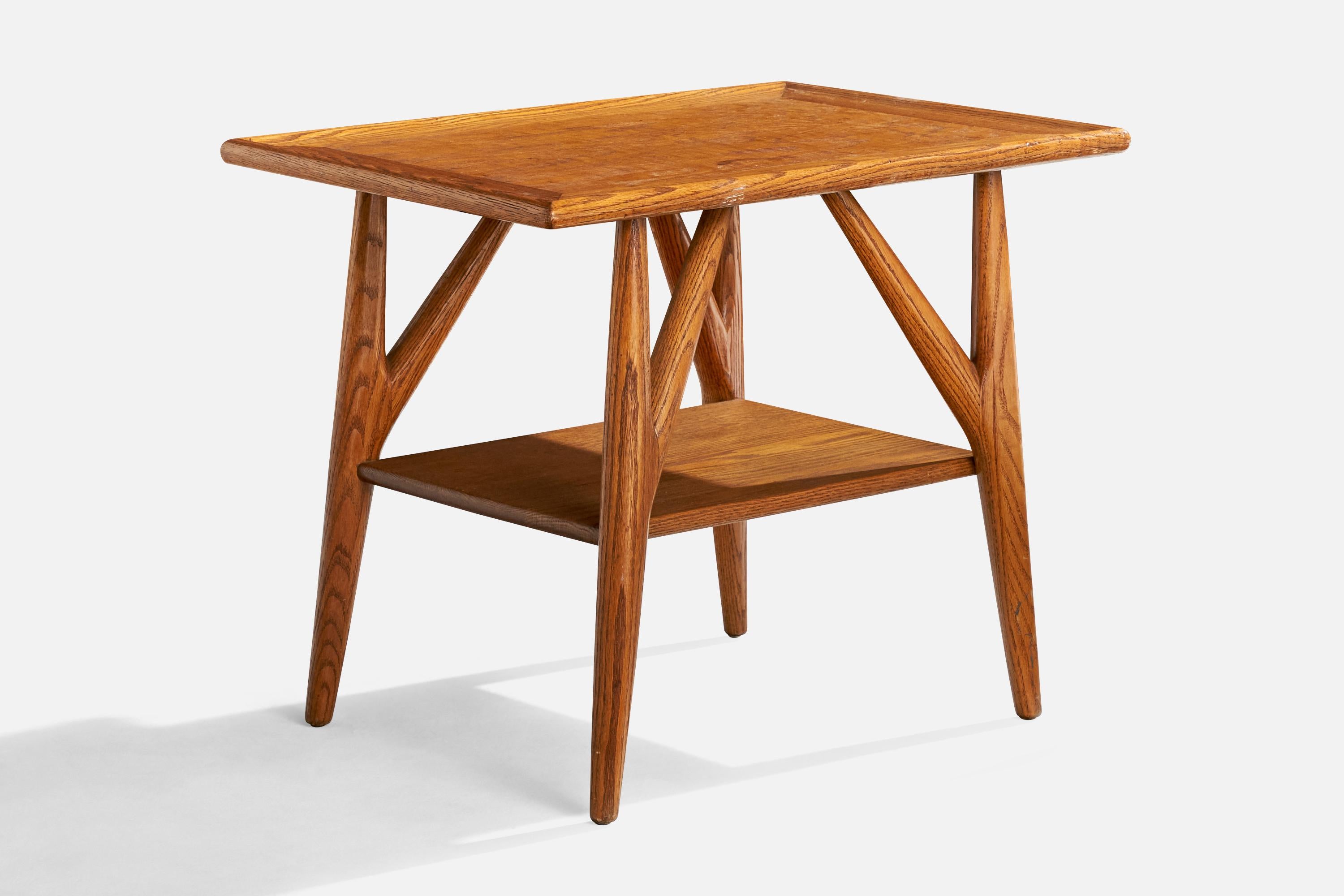 Mesa auxiliar de roble diseñada por Jack Van der Molen y producida por Jamestown Lounge Company, Estados Unidos, c. 1950.

Dimensiones: 22,2