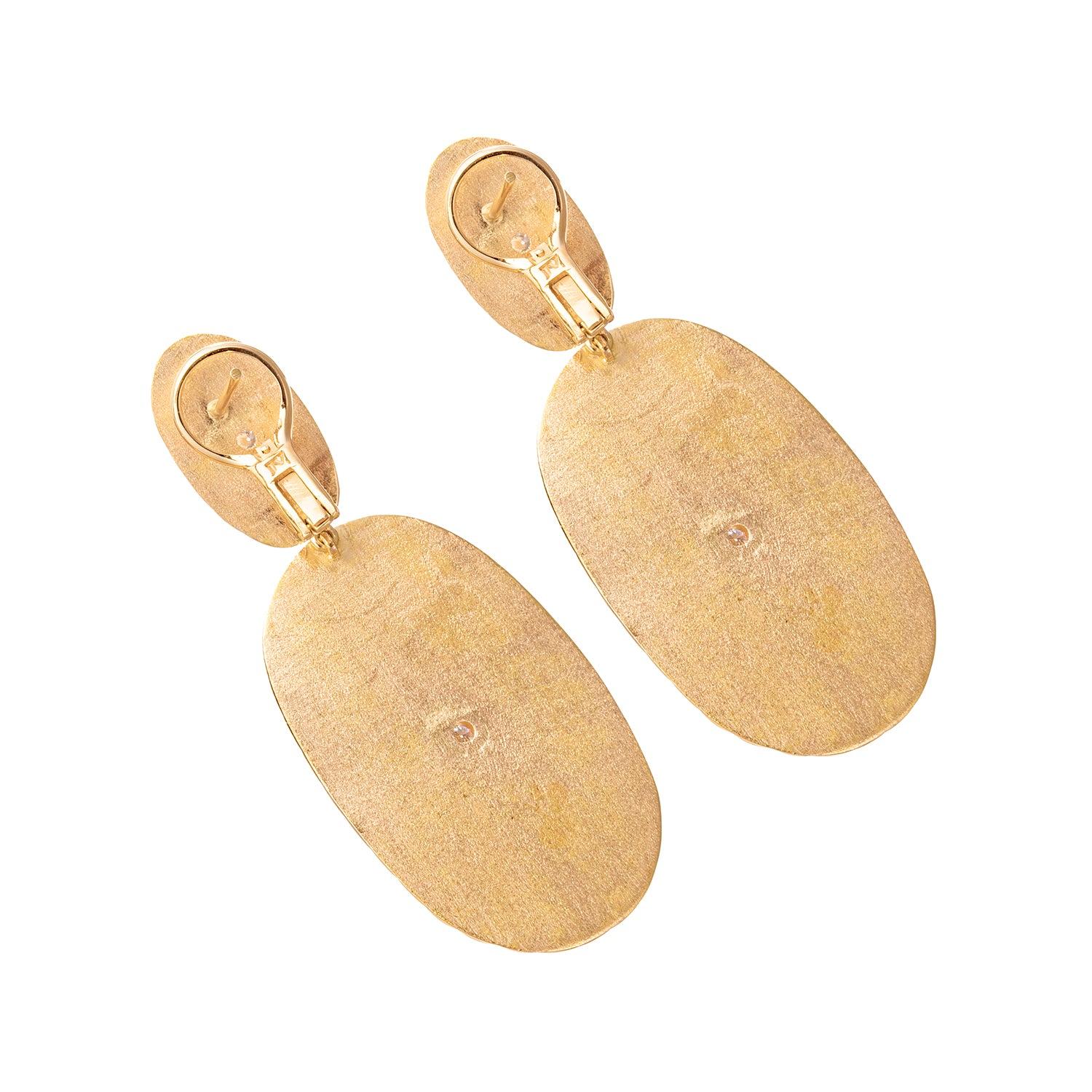Orecchini ovali Plissé di Jack Vartanian in oro rosa 18 carati con diamanti rotondi taglio brillante incastonati. Quattro diamanti per un peso totale di circa 0,28 carati. Clip back con montanti. Firmato 