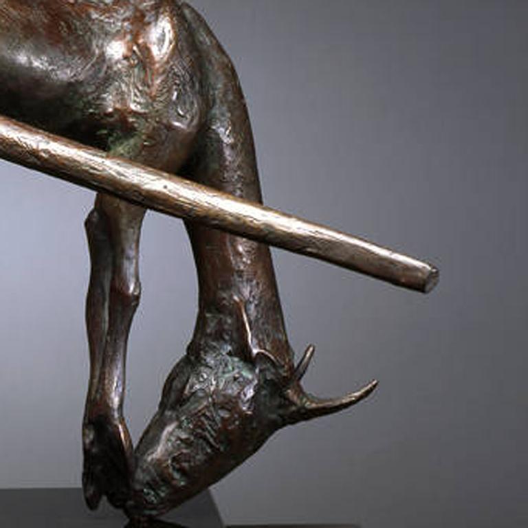 Die Skulptur mit dem Titel Osterziege ist aus Bronze gefertigt. Das Ziel des Künstlers war es, 