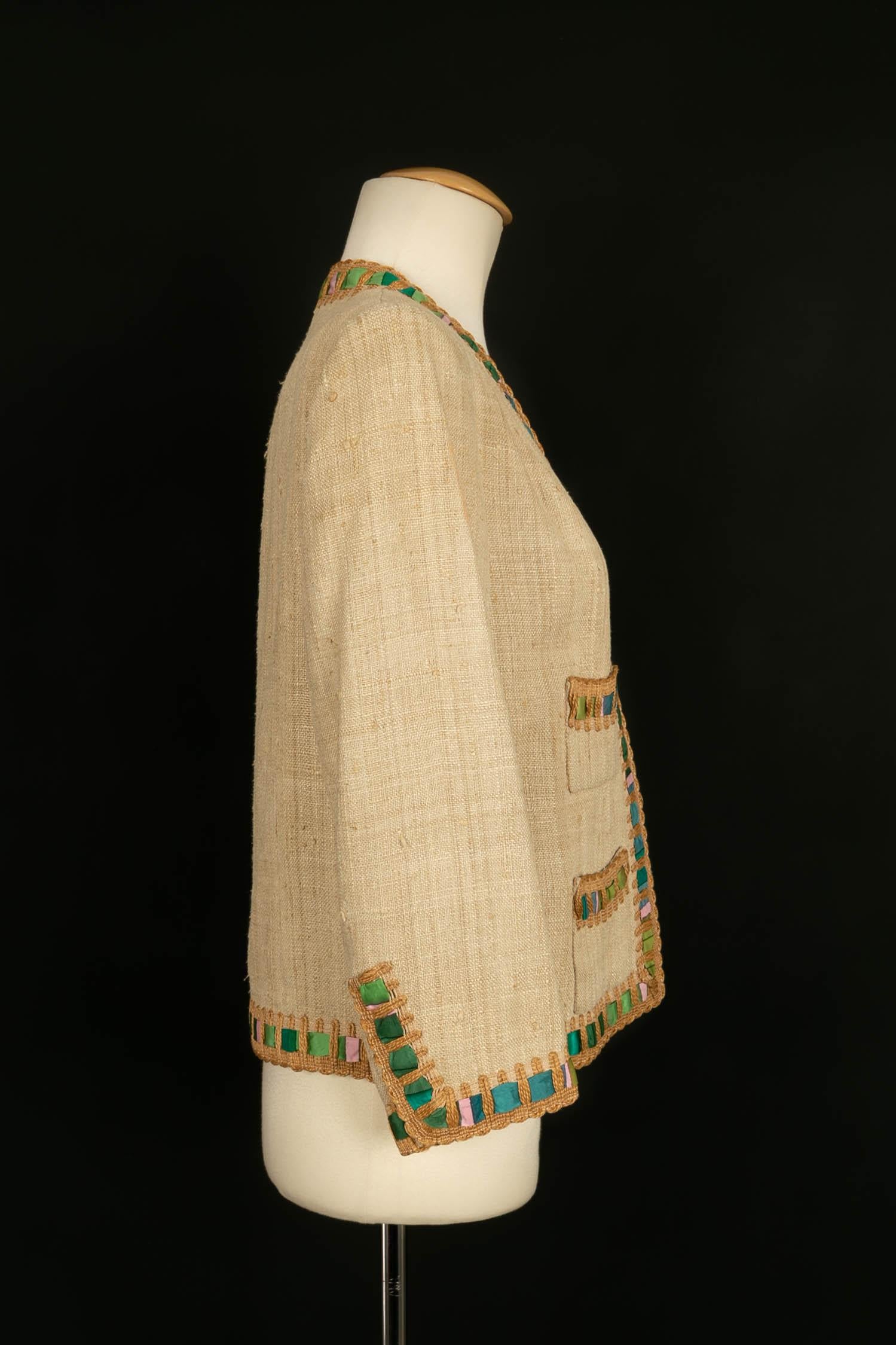 ANONIMO -Giacca bordata con trecce e nastri di seta. Capo d'abbigliamento degli anni '60 nel gusto di Chanel. Non sono indicate né l'etichetta di composizione né la taglia, ma si adatta a una 36FR.

Condizioni:
Buono stato

Dimensioni:
Larghezza