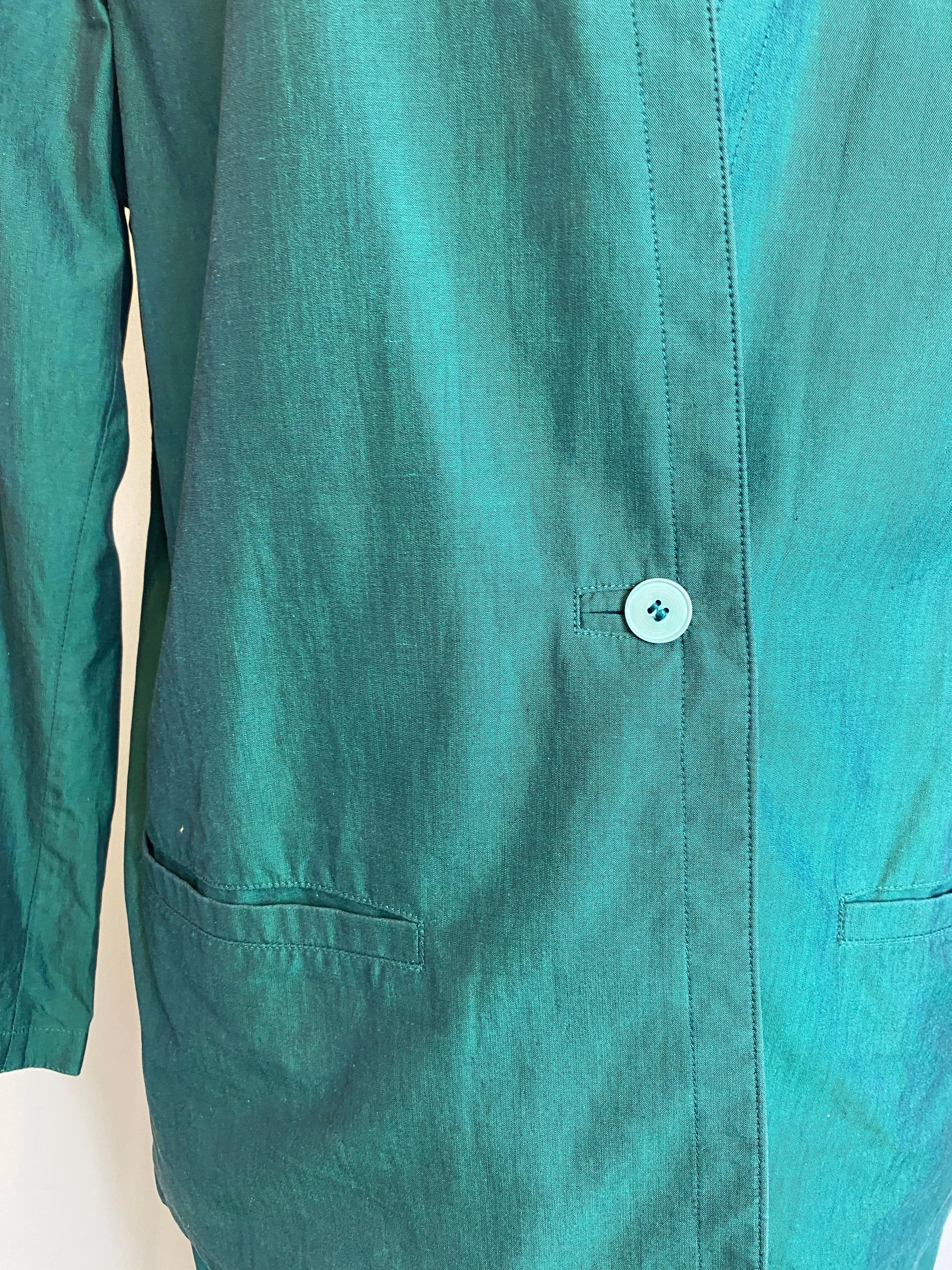 Giacca e gonna istantanea verde.
Si adatta a una taglia 44-46 IT.
100% cotone.
Misure su misura:
Spalle 50 cm.
Lunghezza 74 cm.
Misure della gonna:
Vita 38 cm.
Lunghezza 65 cm.
Ottime condizioni, presenta segni di utilizzo come mostrato nelle foto.