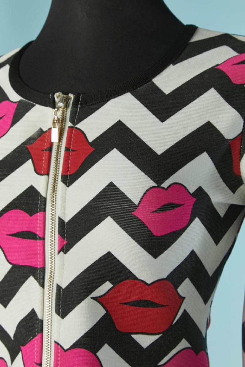 Giacca e gonna in jersey elasticizzato con stampa di labbra. Composizione della Fabrice: 90% rayon, 9% nylon, 1% elastan. 
Chiusura con zip al centro della fronte. 
TAGLIA SULLA TARGA: L, ma è più probabile che la taglia sia M. I. 