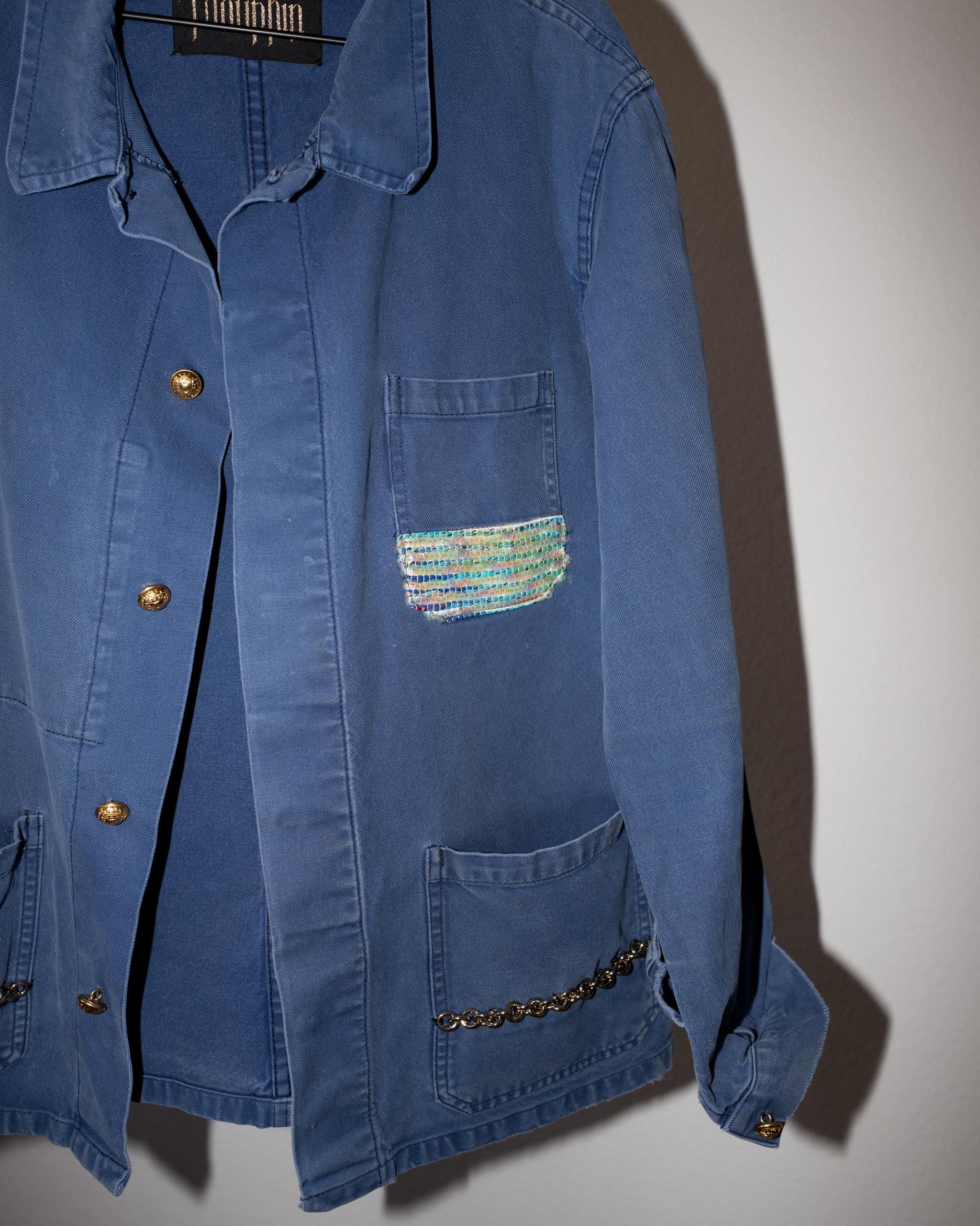 Jacke Blau Distressed French Work Wear Pastell Pailletten Tasche Kette verschönert im Zustand „Neu“ in Los Angeles, CA