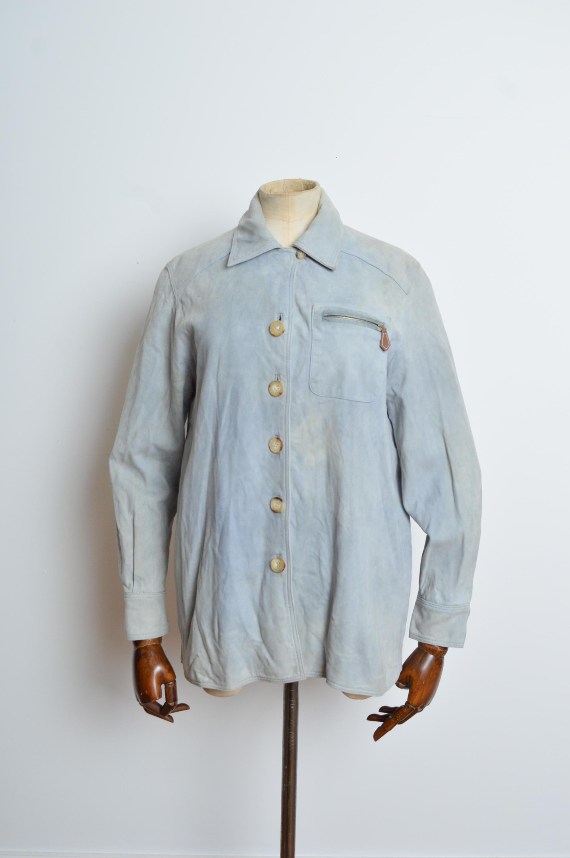 Vintage Pale Blue Suede Shirt - Jacket by HERMÉS.
Features; Buttons down front with Hermés impressioned signature, long sleeves, silk jacquard interior and zip closure breast pocket and cuff details.
MADE IN FRANCE.
Recommended Size ; UK 8
Pit to