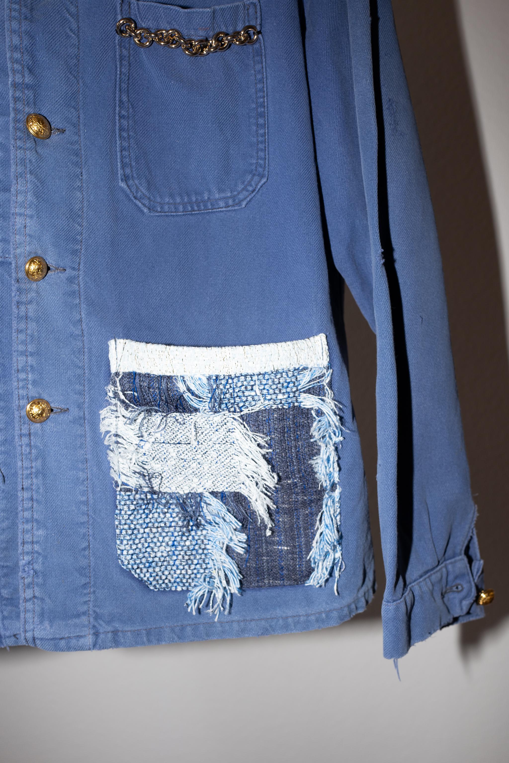 Vintage ein von einer Art Remade Französisch Work Wear Jacke, Französisch Blau Patchwork-Stil Baumwolltaschen, Messing Kette verschönert Tasche, Vintage vergoldet Messingknöpfe aus Paris um die 40 