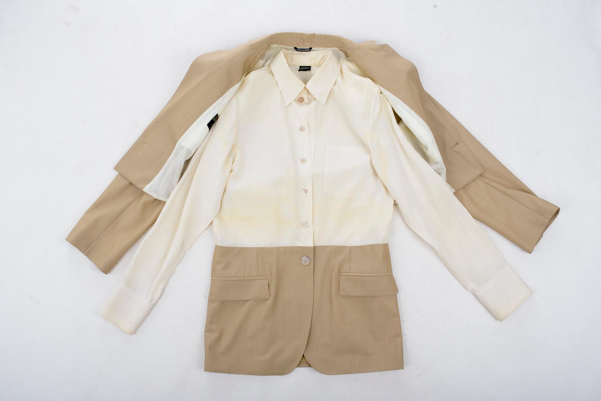 Circa 1995

Frankreich

Witzige Jacke mit integriertem Hemd von Jean-Paul Gaultier Homme aus den 1990er Jahren. Zweiteiliges Ensemble, langärmeliges Hemd, das vorne mit Perlmuttknöpfen geschlossen wird, und kurze Jacke, die über das Hemd gefaltet