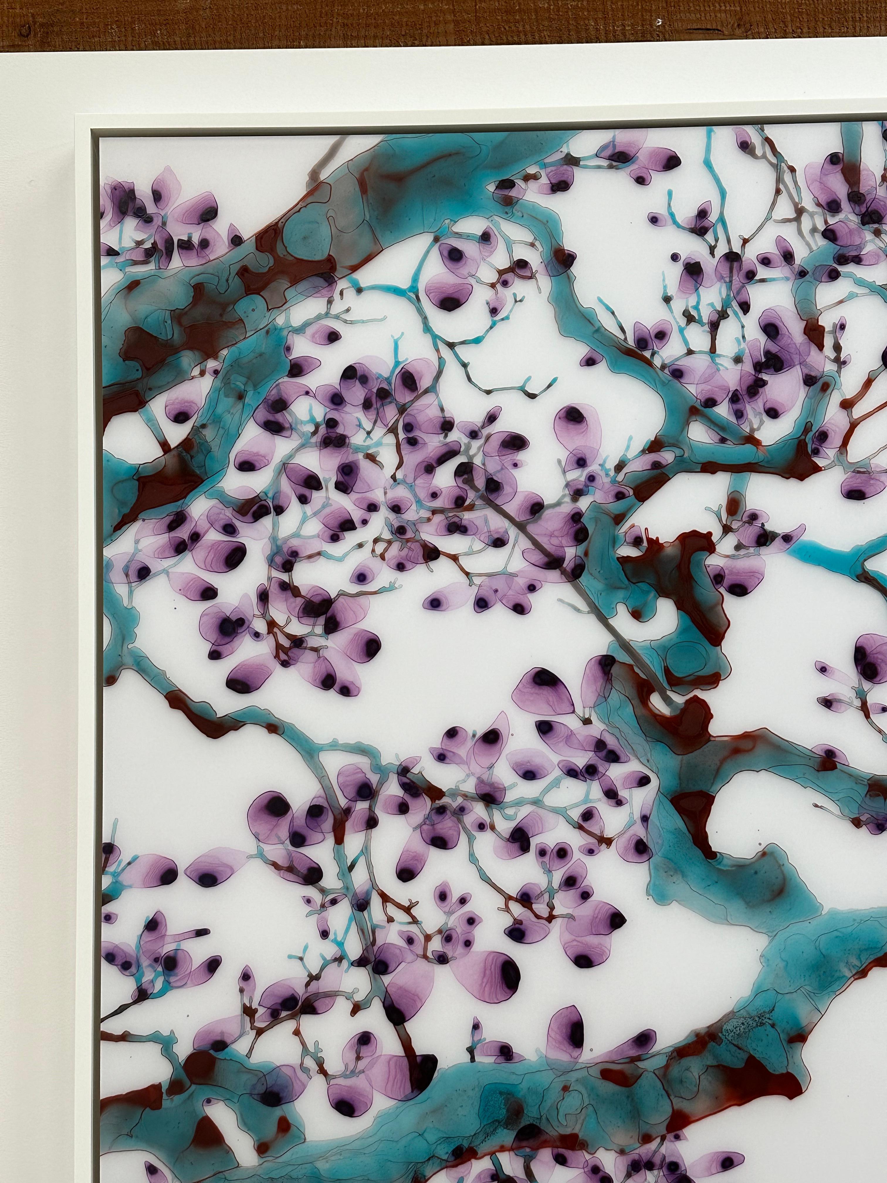 Strati di fogliame nei toni del viola vibrante abbelliscono rami turchesi e marroni scuri sullo sfondo bianco incontaminato di questo dipinto in acrilico su Mylar montato su pannello acrilico.

Incorniciato in una solida cornice bianca in legno