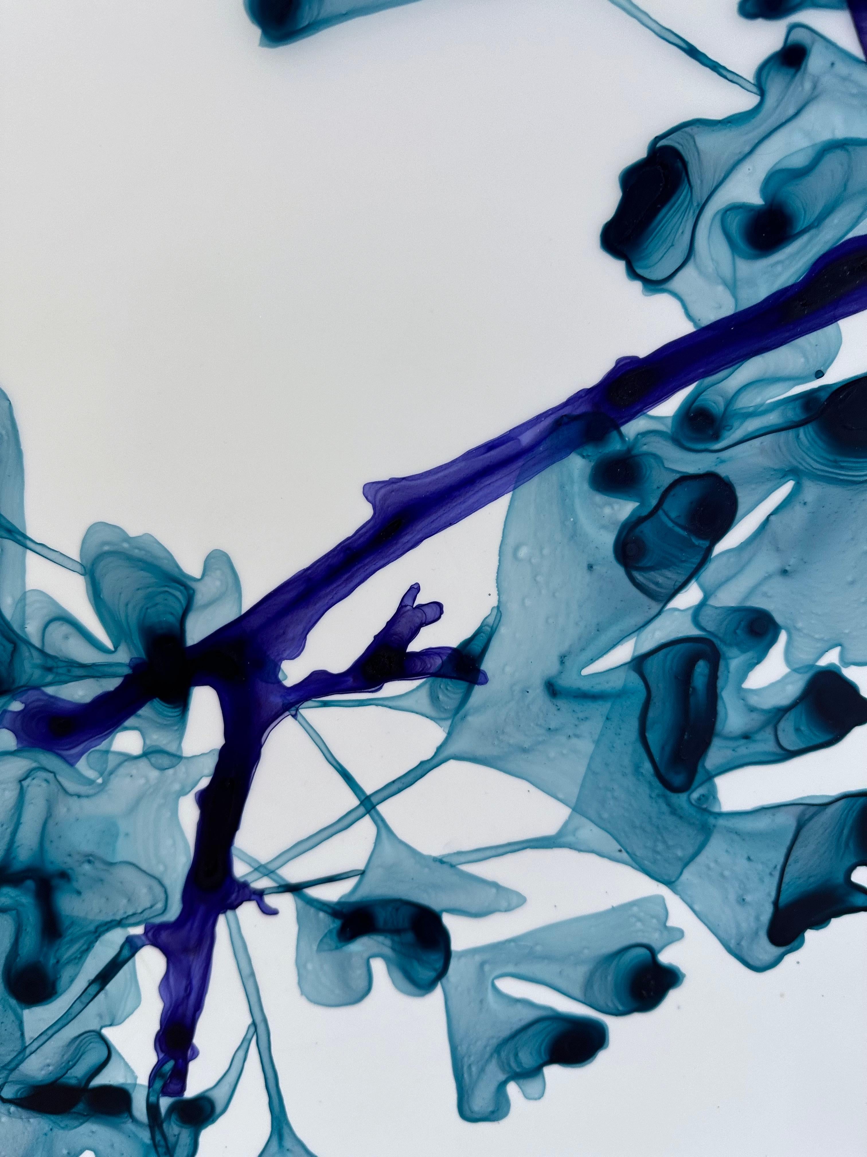 Chimera Cs3 – leuchtend blaues botanisches Baumgemälde in Tealblau mit weißem Mylar, 2024 im Angebot 1