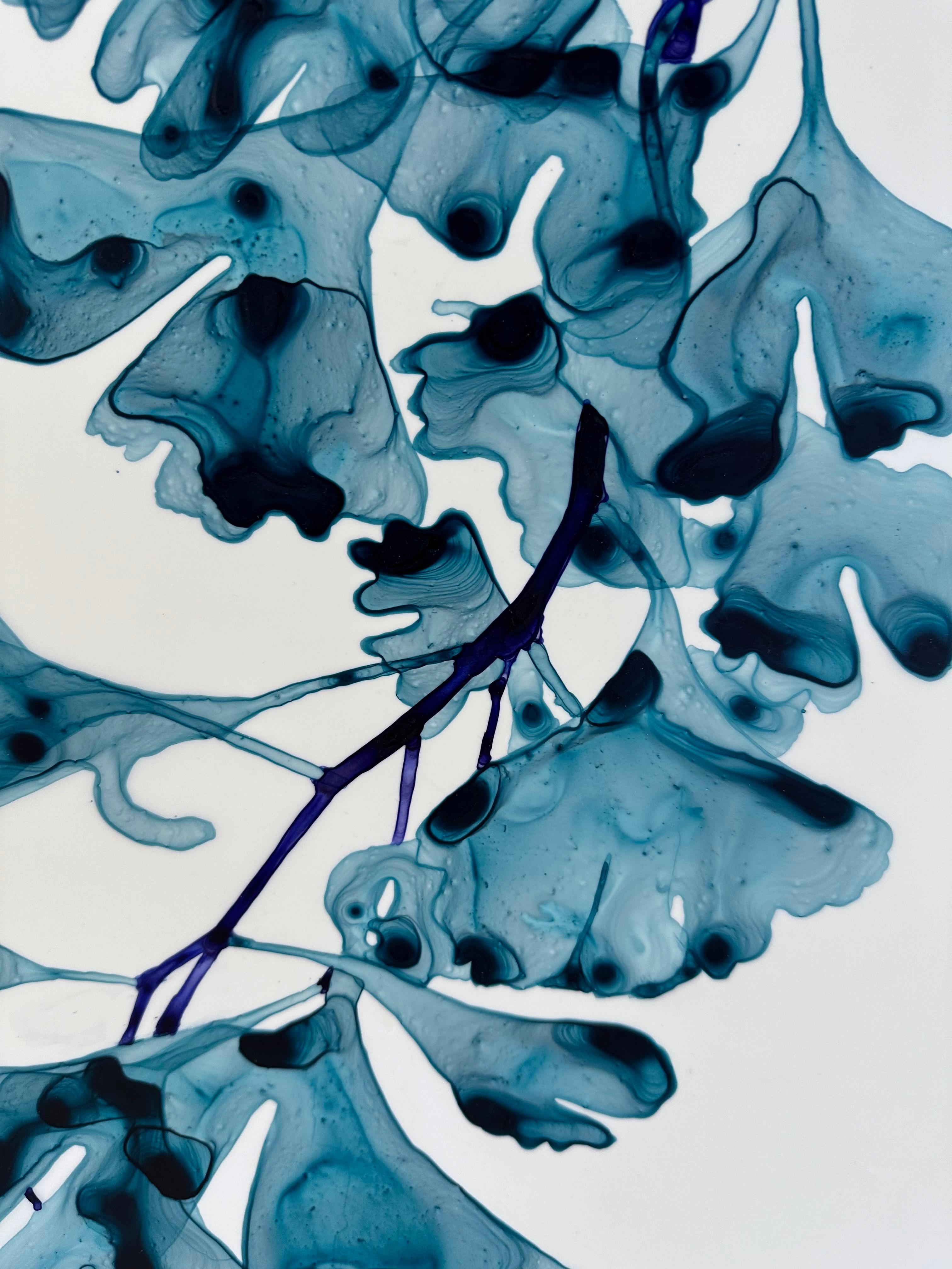 Chimera Cs3 – leuchtend blaues botanisches Baumgemälde in Tealblau mit weißem Mylar, 2024 im Angebot 2