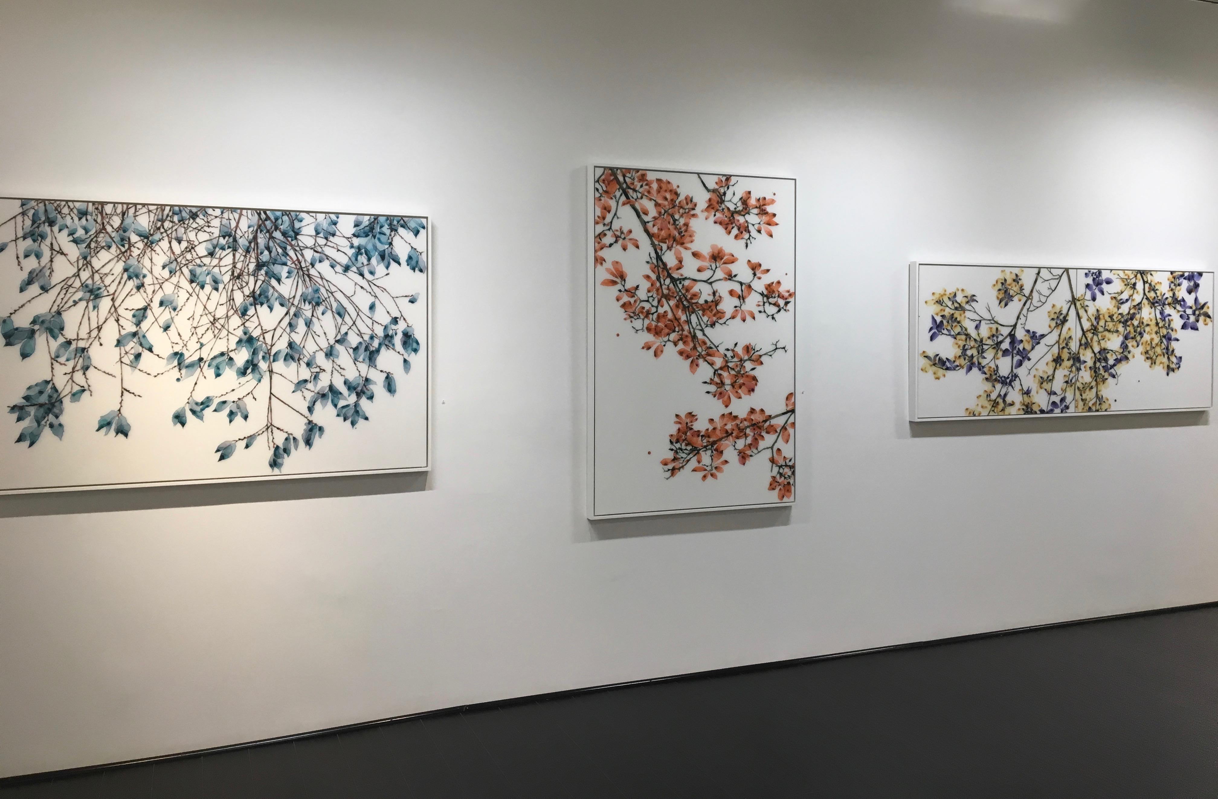 Des couches de feuillage dans des tons vifs d'orange rougeâtre ornent de délicates branches brun foncé sur le fond blanc immaculé de cette peinture contemporaine à l'acrylique sur Mylar montée sur panneau acrylique. Encadré dans un cadre flottant en