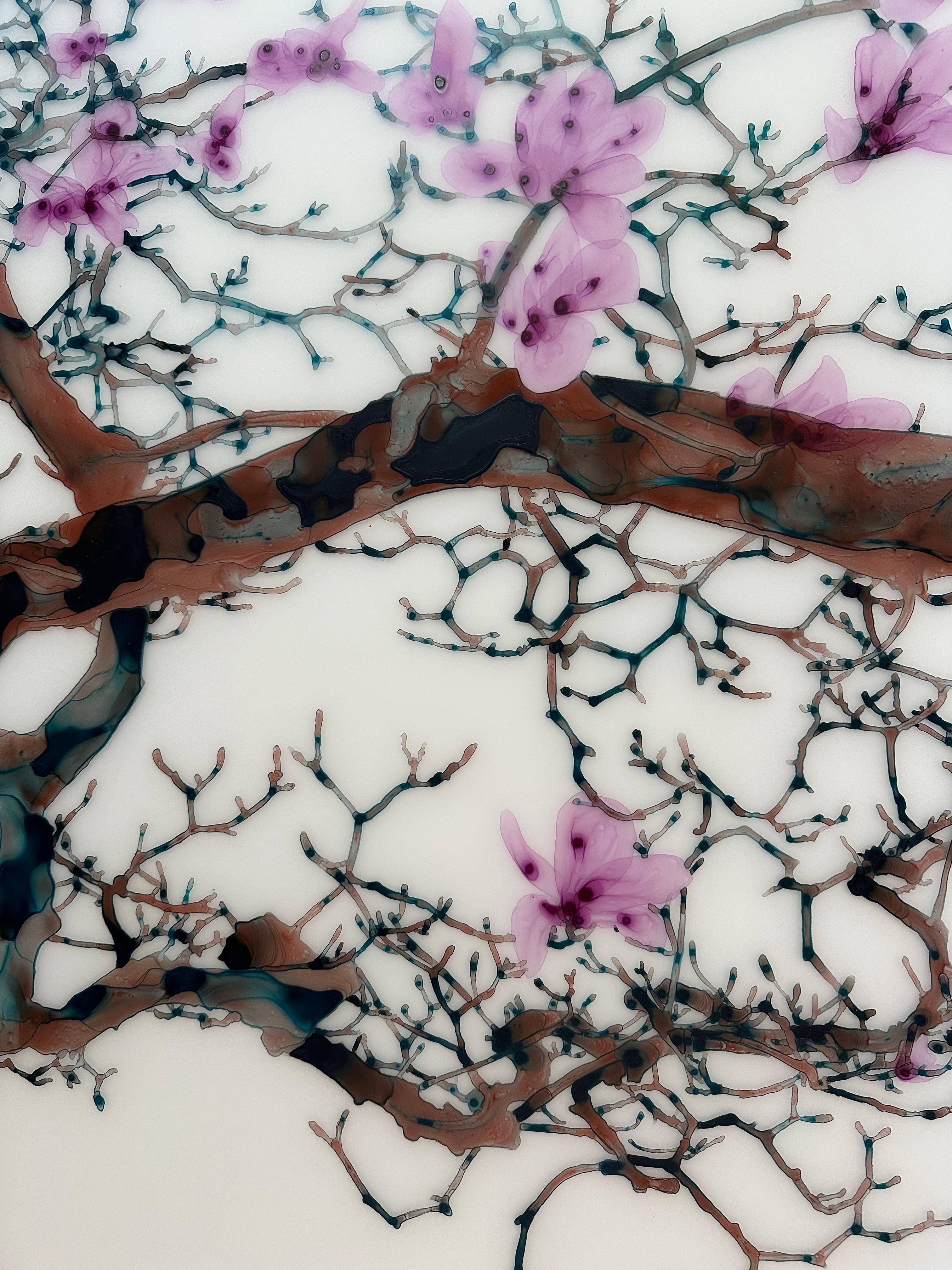 Magnolia tardif, fleurs roses, branches d'arbre de bourgogne brunes Botanique - Contemporain Painting par Jackie Battenfield