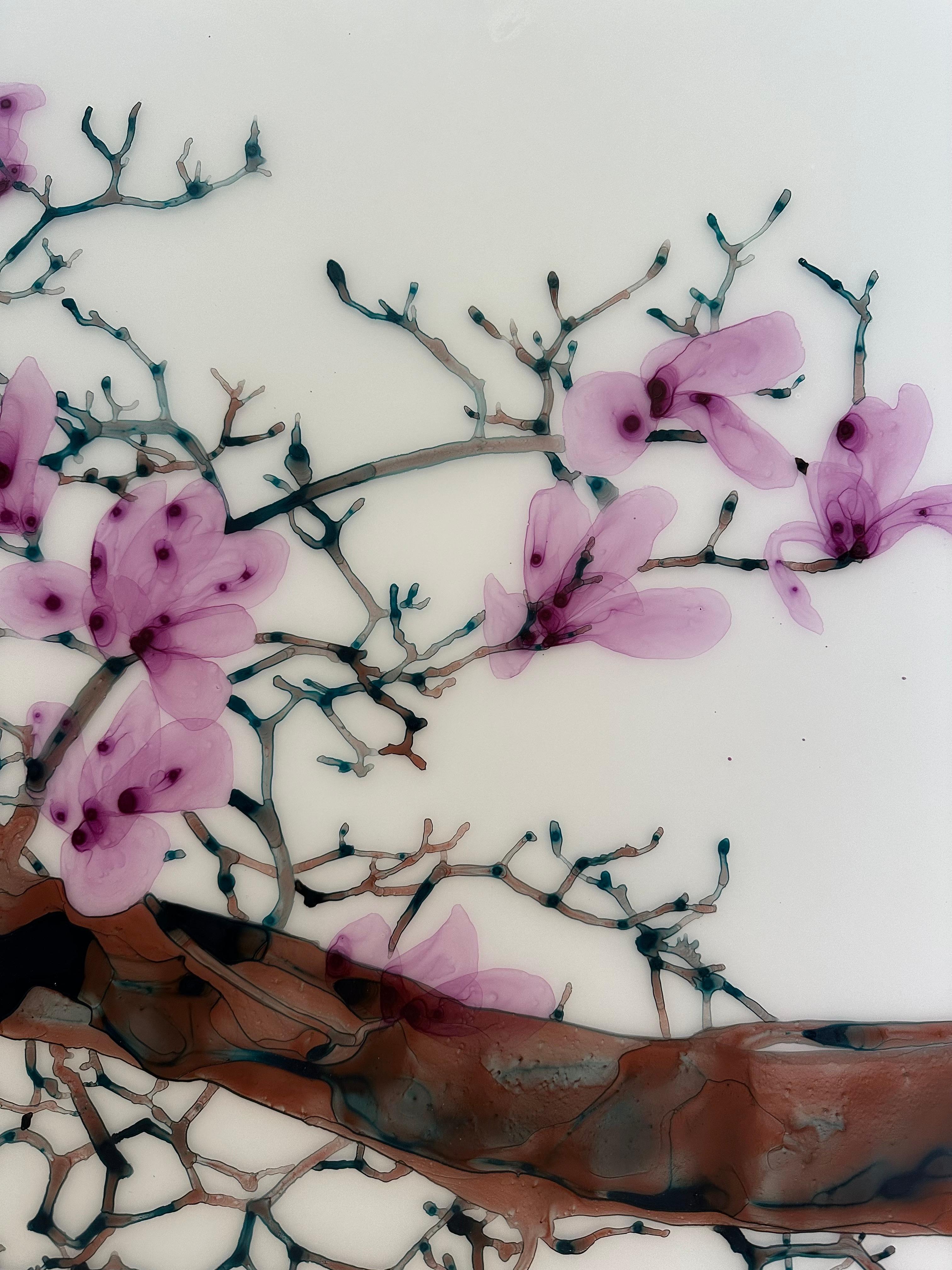Des fleurs de magnolia d'un rose lumineux ornent des branches d'un brun bordeaux avec des touches de vert turquoise foncé sur le fond blanc immaculé de cette peinture sur Mylar montée sur panneau acrylique.

Encadré dans un cadre flottant en bois